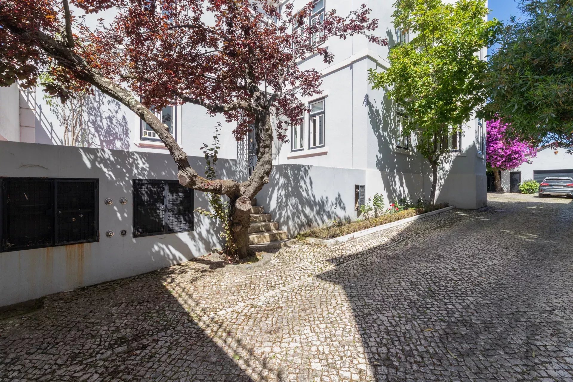 A 1909 Masterpiece: The Crown of Lisbon’s Hills 86119022 image 6