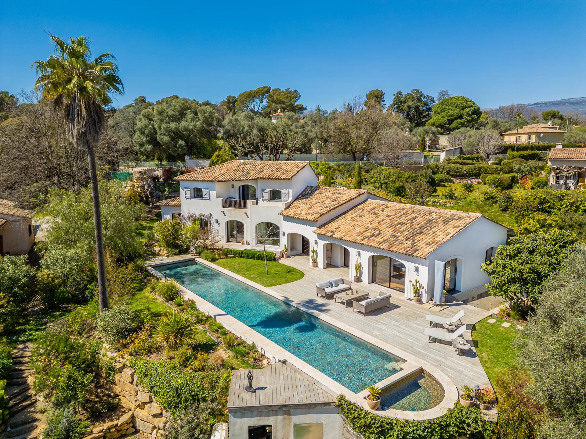 Superb modern villa with panoramic views and sea view