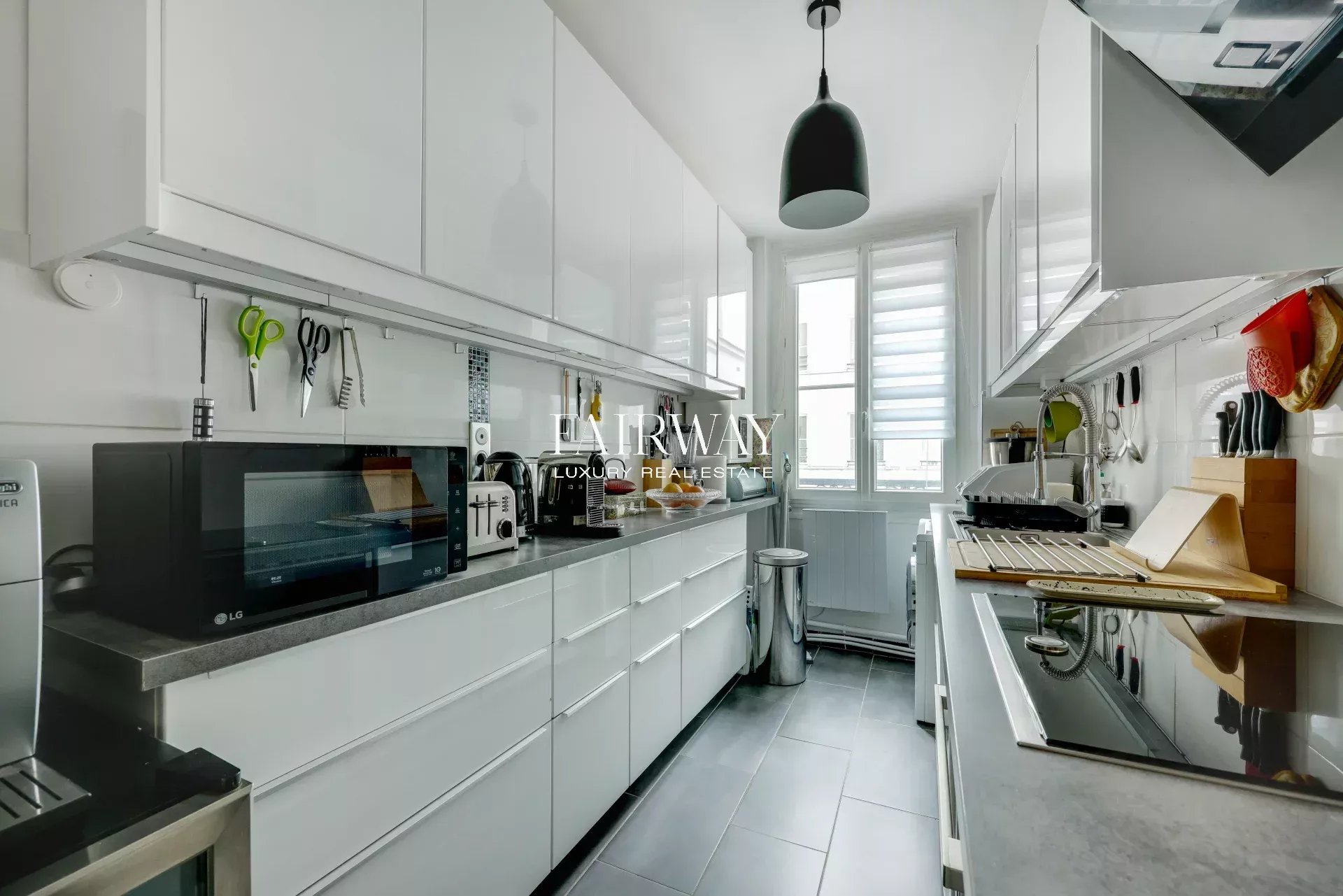 Paris 8e – pied à terre lumineux 75 m², parquet et moulures