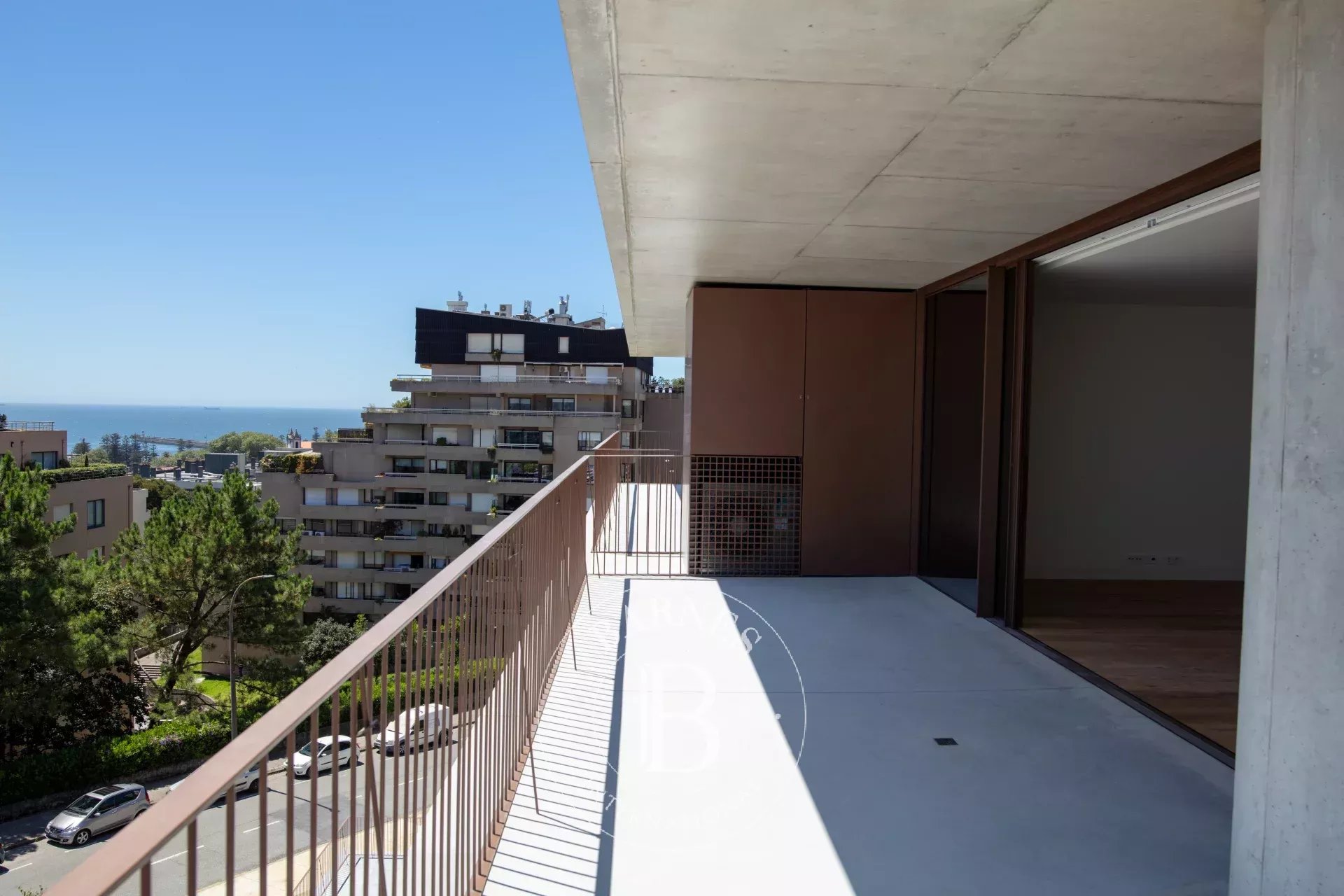 Terraço e vista de rio e de mar