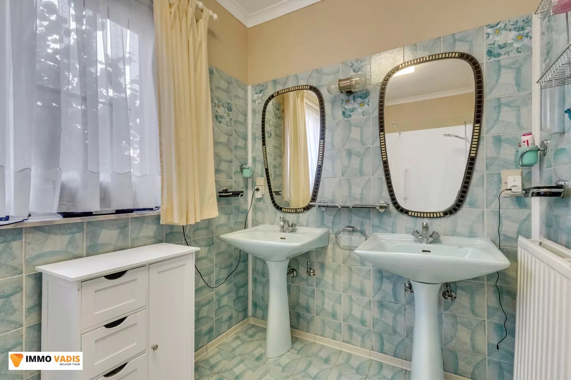 Te koop op lijfrente - Comfortabele villa met drie slaapkamers, twee garages en een magazijn.