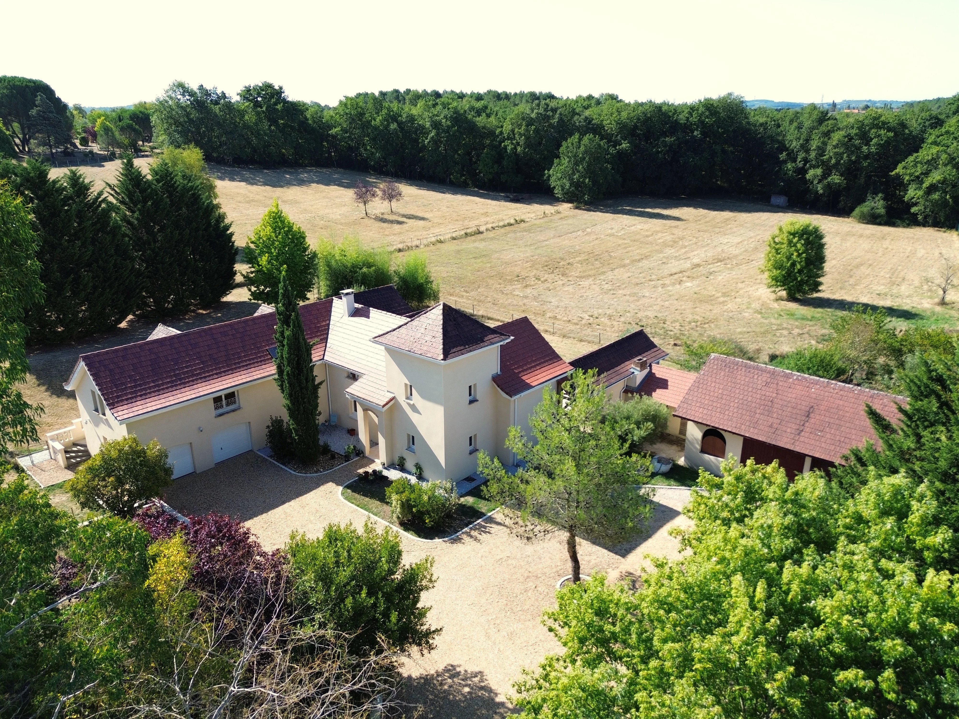 Recently-built 5-7 bedroom house with guest annexe, barn and pasture