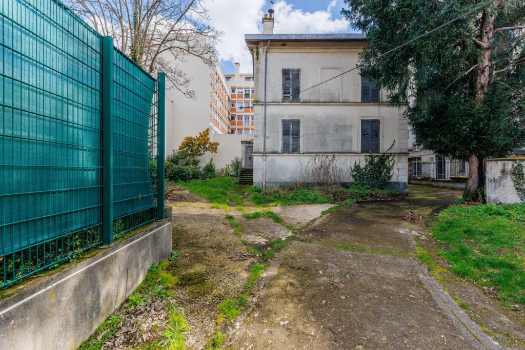 La maison dans sa parcelle de 720 m²