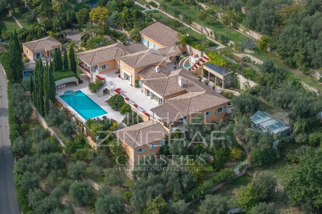 Villa for sale in Le Rouret — 685m² Luxury Villa in Le Rouret: A Multi-Generational Family Estate