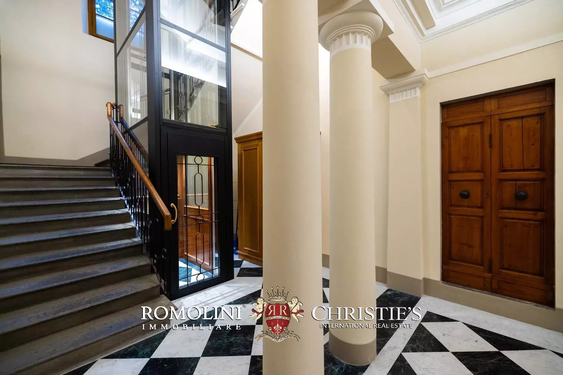 PRACHTVOLLER RESTAURIERTER PALAZZO MIT BLICK AUF DAS HISTORISCHE ZENTRUM VON FLORENZ ZU VERKAUFEN