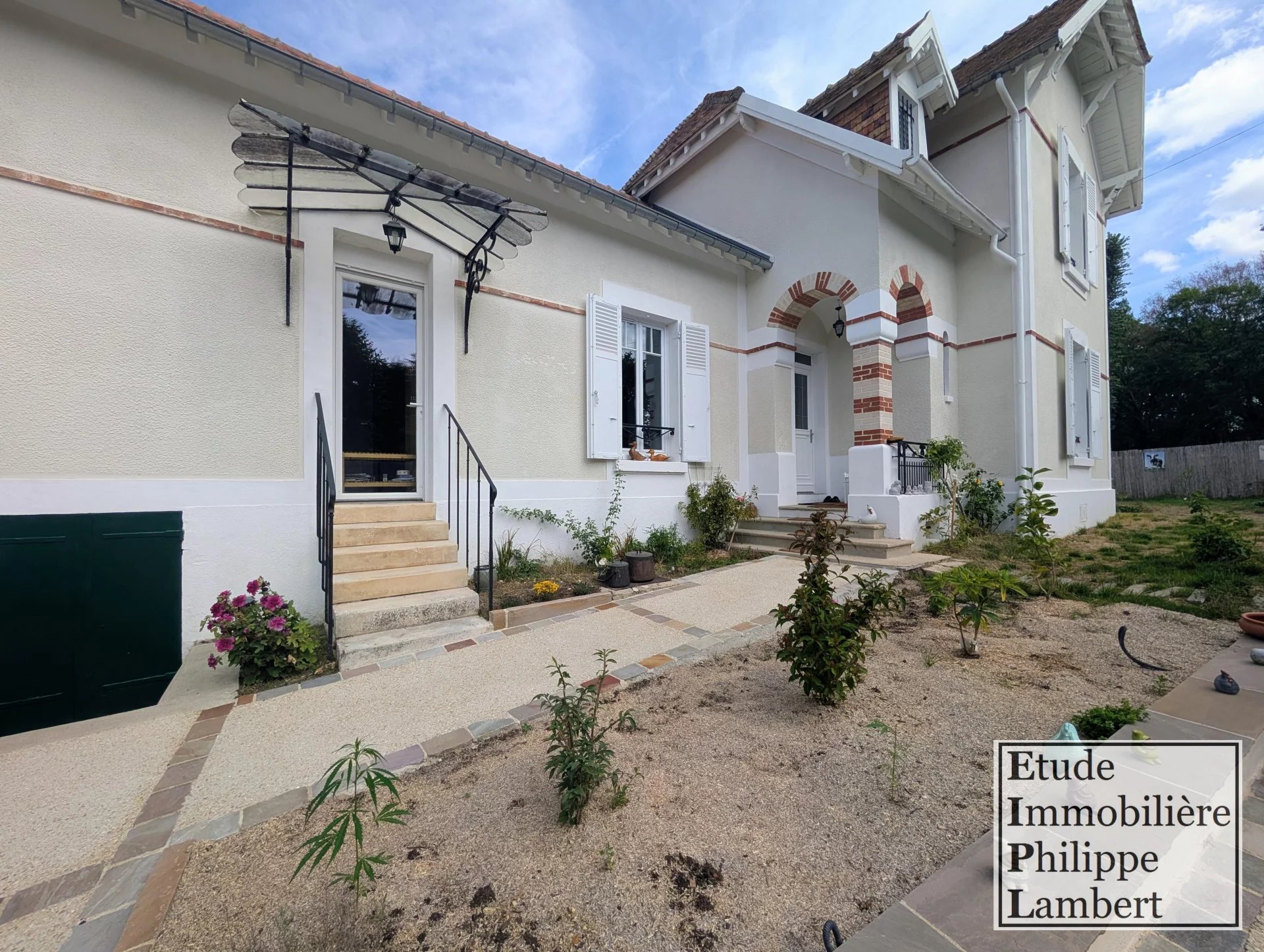 Maison ancienne récemment rénovée sur jardin clos