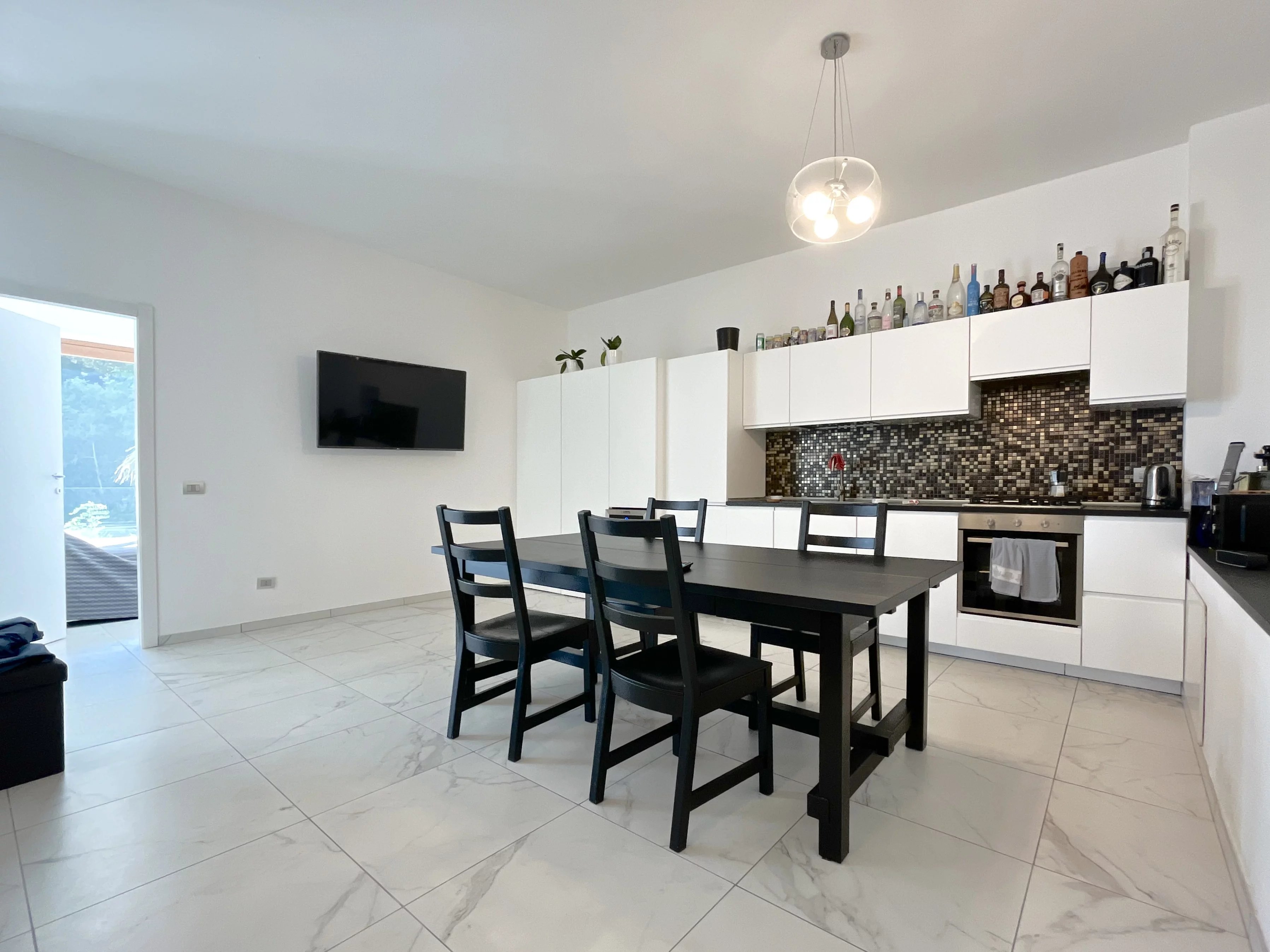 Appartement avec Plafonds Hauts, Baies Vitrées Panoramiques et Jardin Privé au Cœur de Cernobbio - picture 26 title=