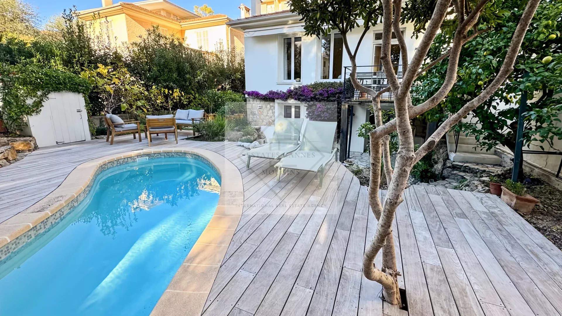 Emplacement Privilégié au Cœur de Cannes : Maison de Ville avec Piscine et Stationnement Privatif — photo 5