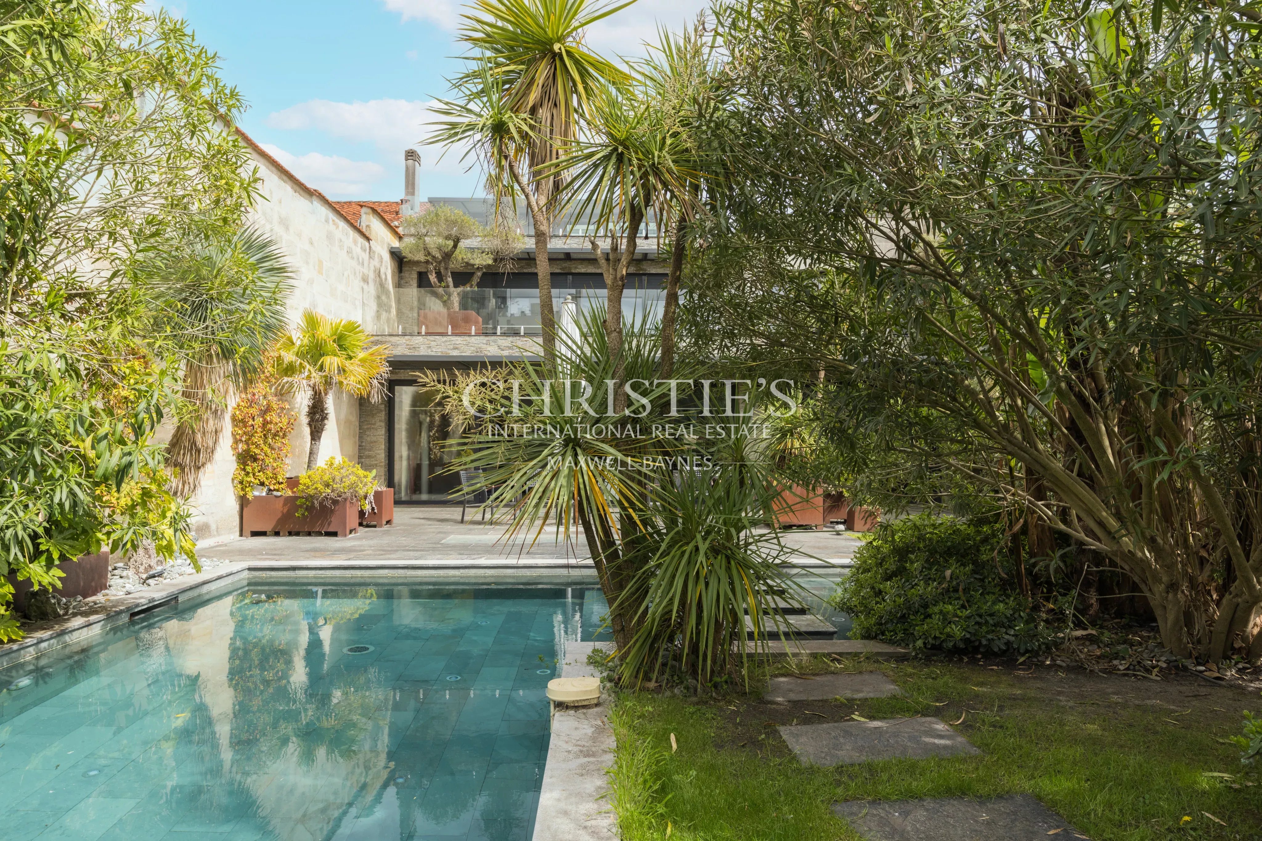 Demeure d’Architecte au Design Contemporain – 5 Chambres, Garage et Piscine