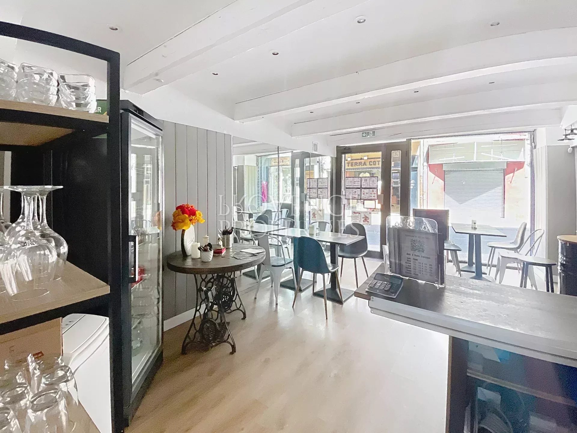 Commerciële ruimte met 1-slaapkamerappartement – Strategische toplocatie in het hart van Barjols