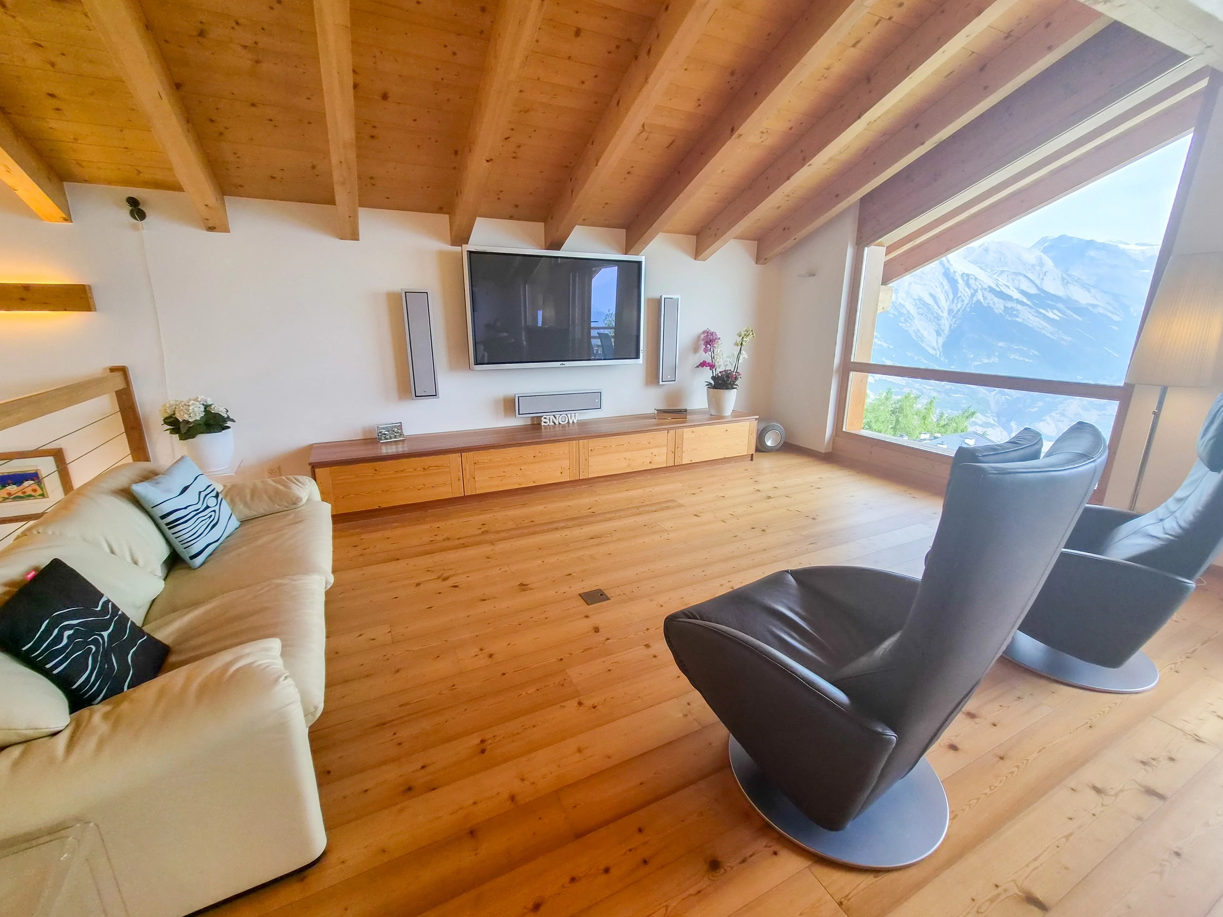Chalet d'exception au bord du bisse et proche des pistes de skis, à Nendaz !