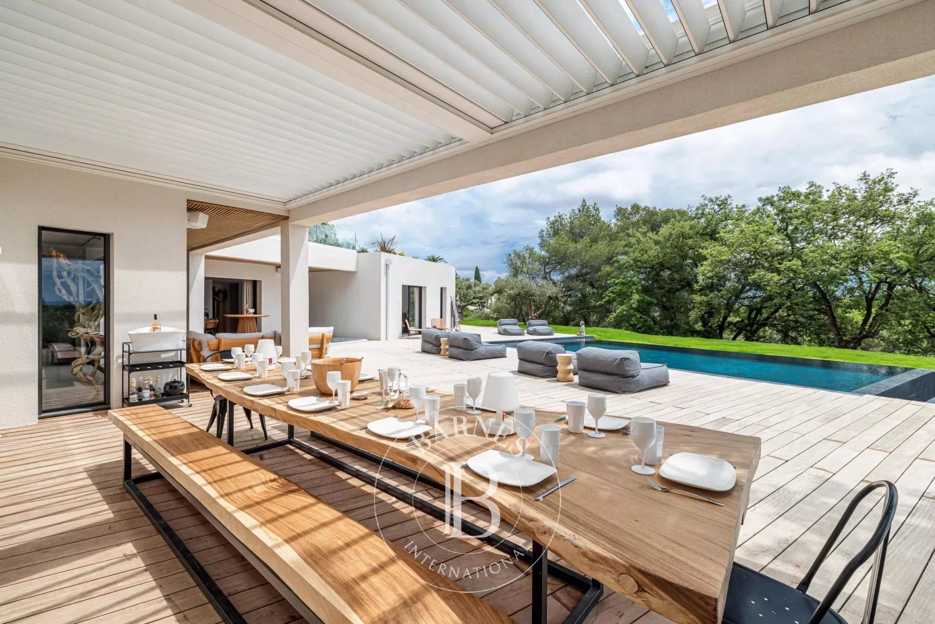 Opio - secure estate - new contemporary home