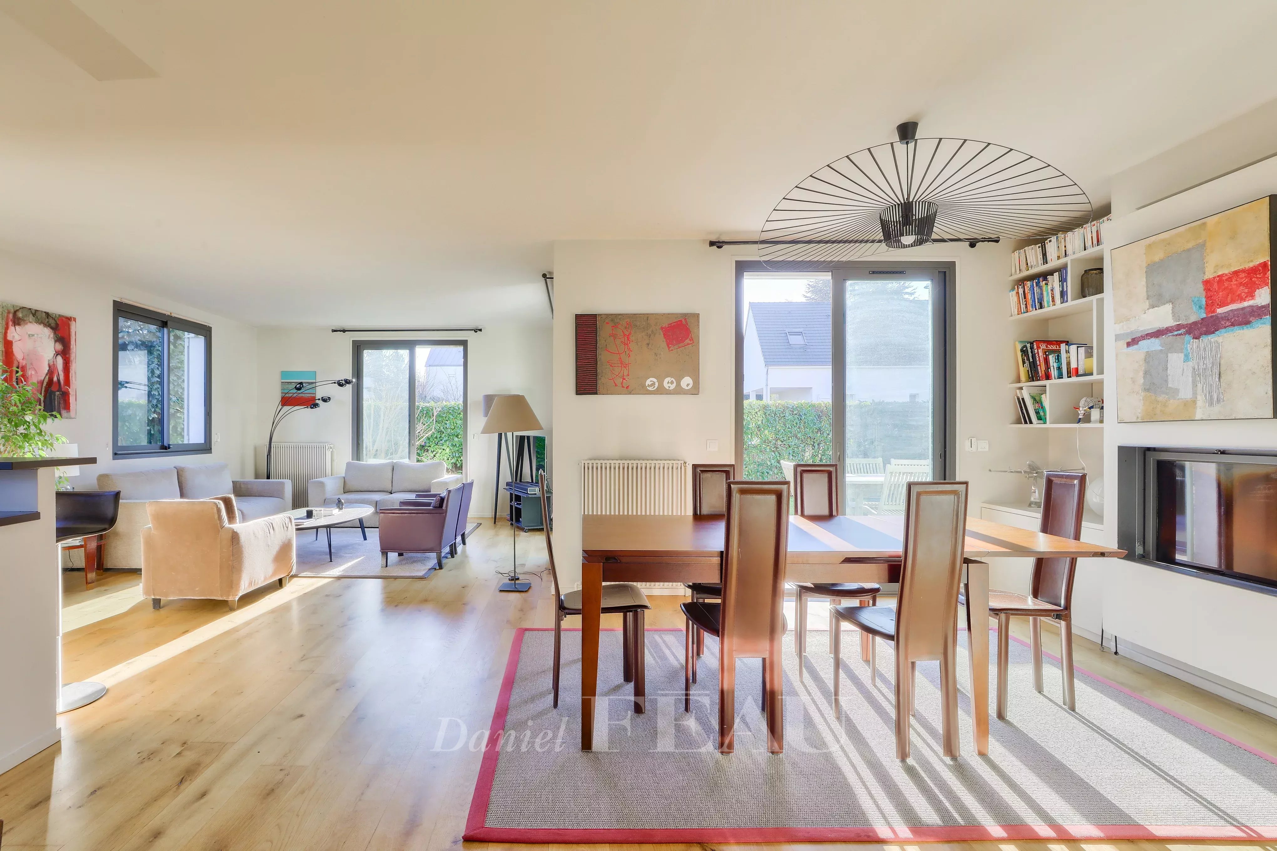 Garches - Limite Saint-Cloud - Maison familiale de style mansard.