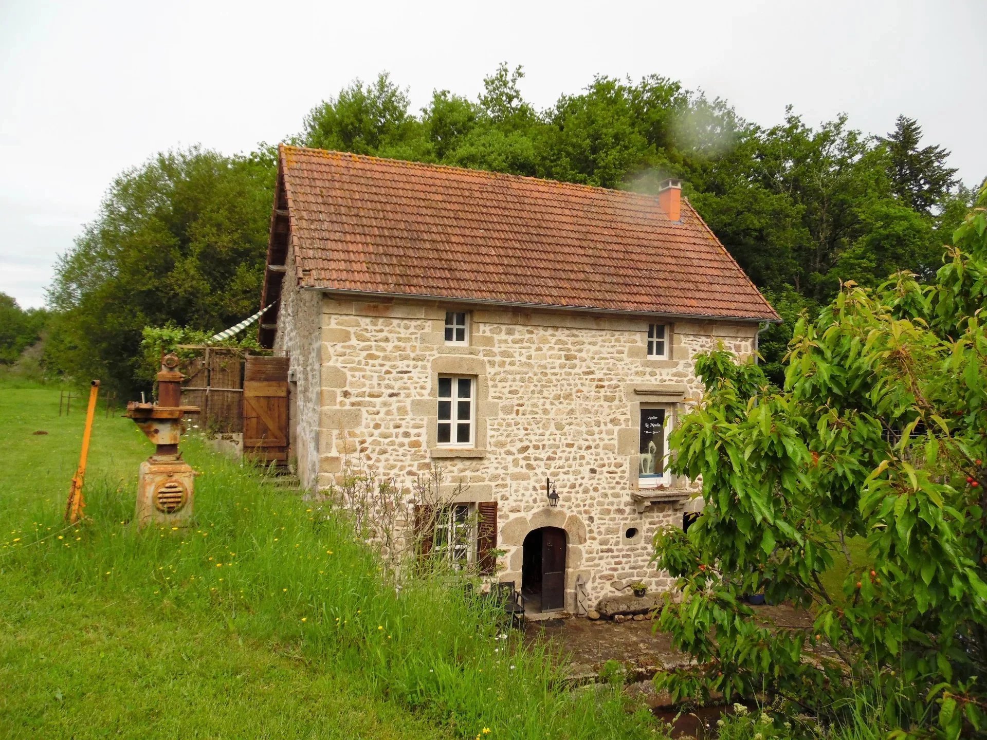 Ancien moulin à eau avec habitation à vendre dans la Creuse.
