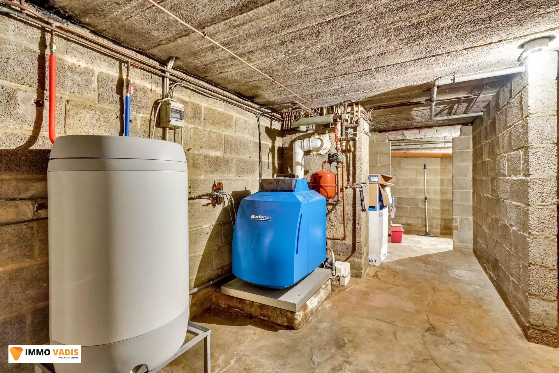 Te koop op lijfrente - Comfortabele villa met drie slaapkamers, twee garages en een magazijn.