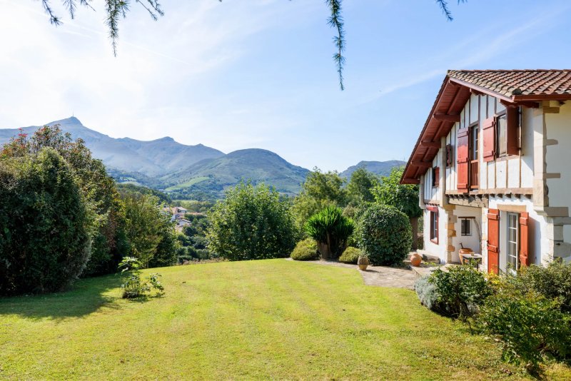 URRUGNE, MAISON DE 250 M² AVEC GARAGE ET VUE SUR LA RHUNE