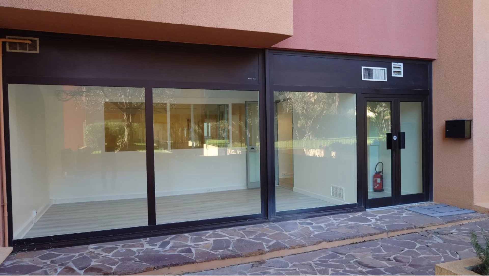 Bureau avec vitrine et vue sur le jardin