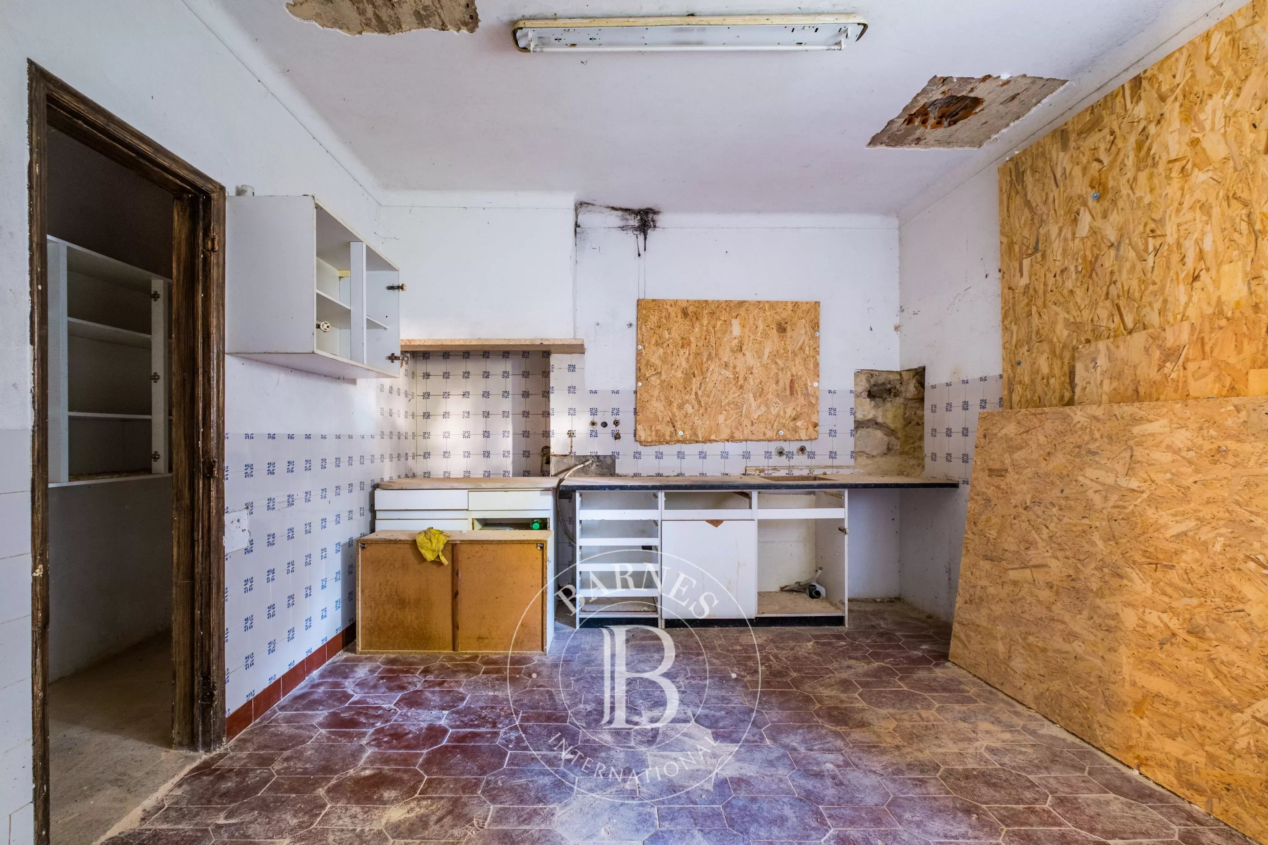 House with Approved Project in the Center of Parede