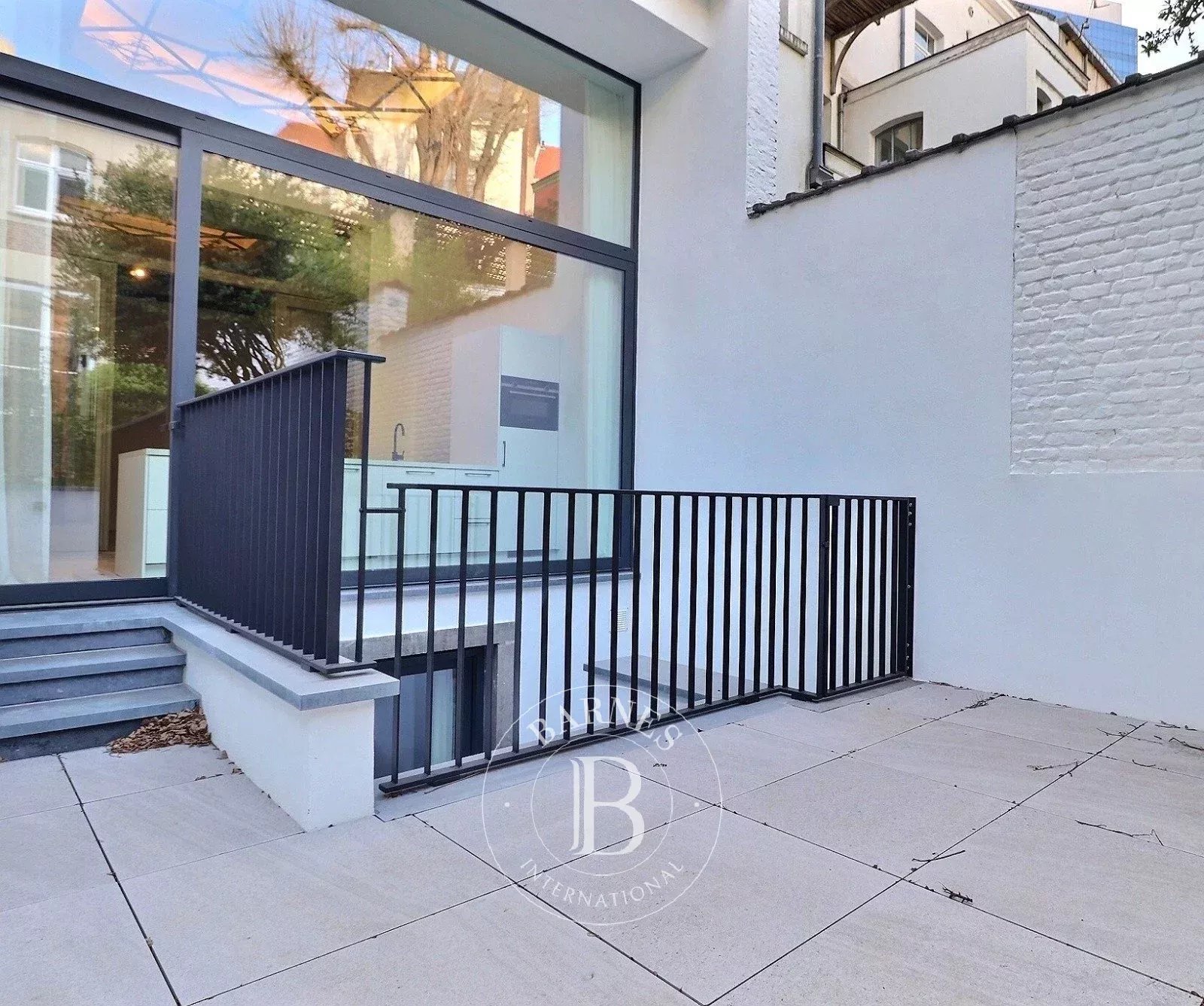 In the heart of Brussels - Renovated duplex 2bed + terrace + parking (optional)