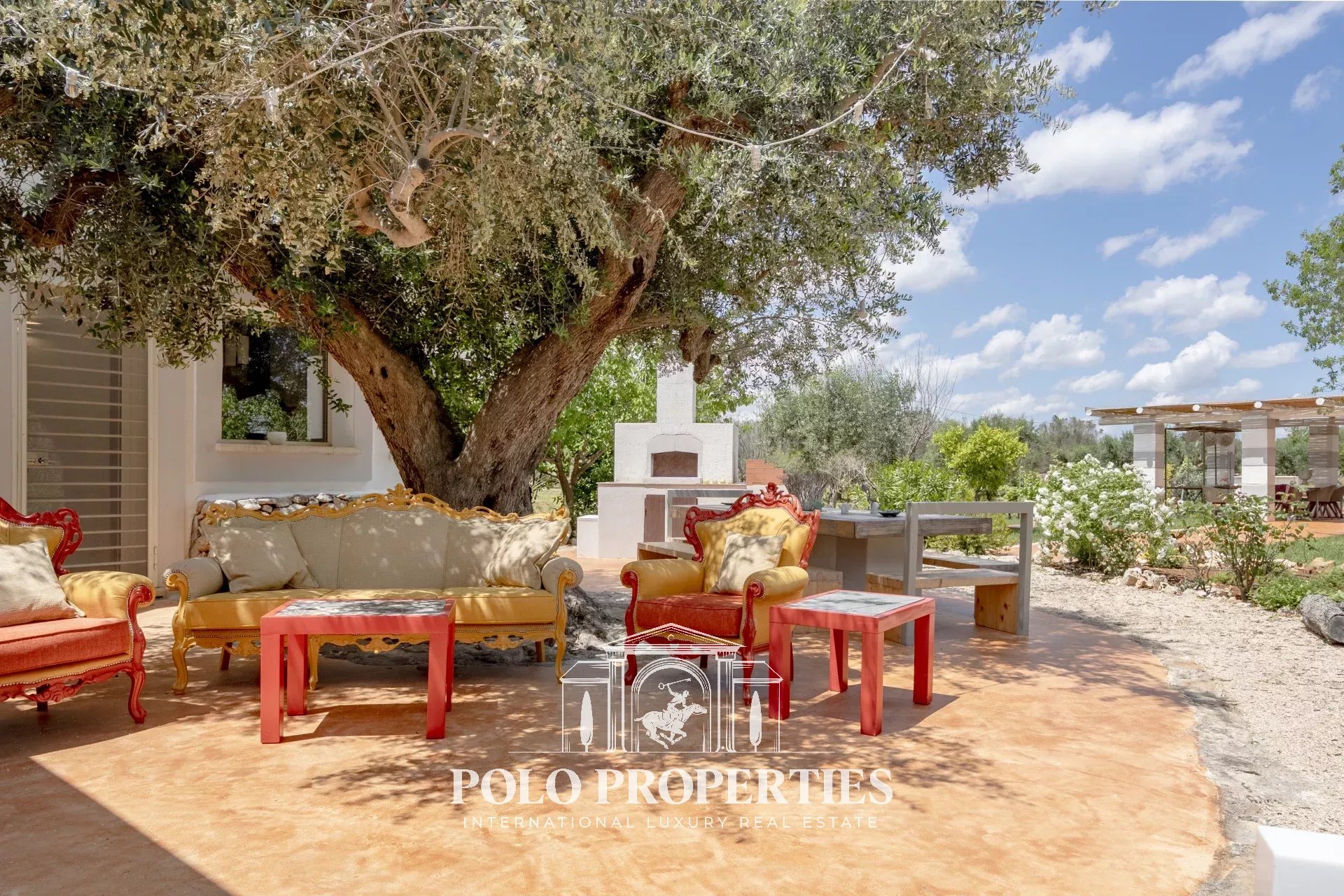 daniele brescia è un fotografo professionista che si occupa di fotografia di interni, real estate, architettura e paesaggio. fotografo che lavora su bari, monopoli, ostuni e bologna. servizi per case 