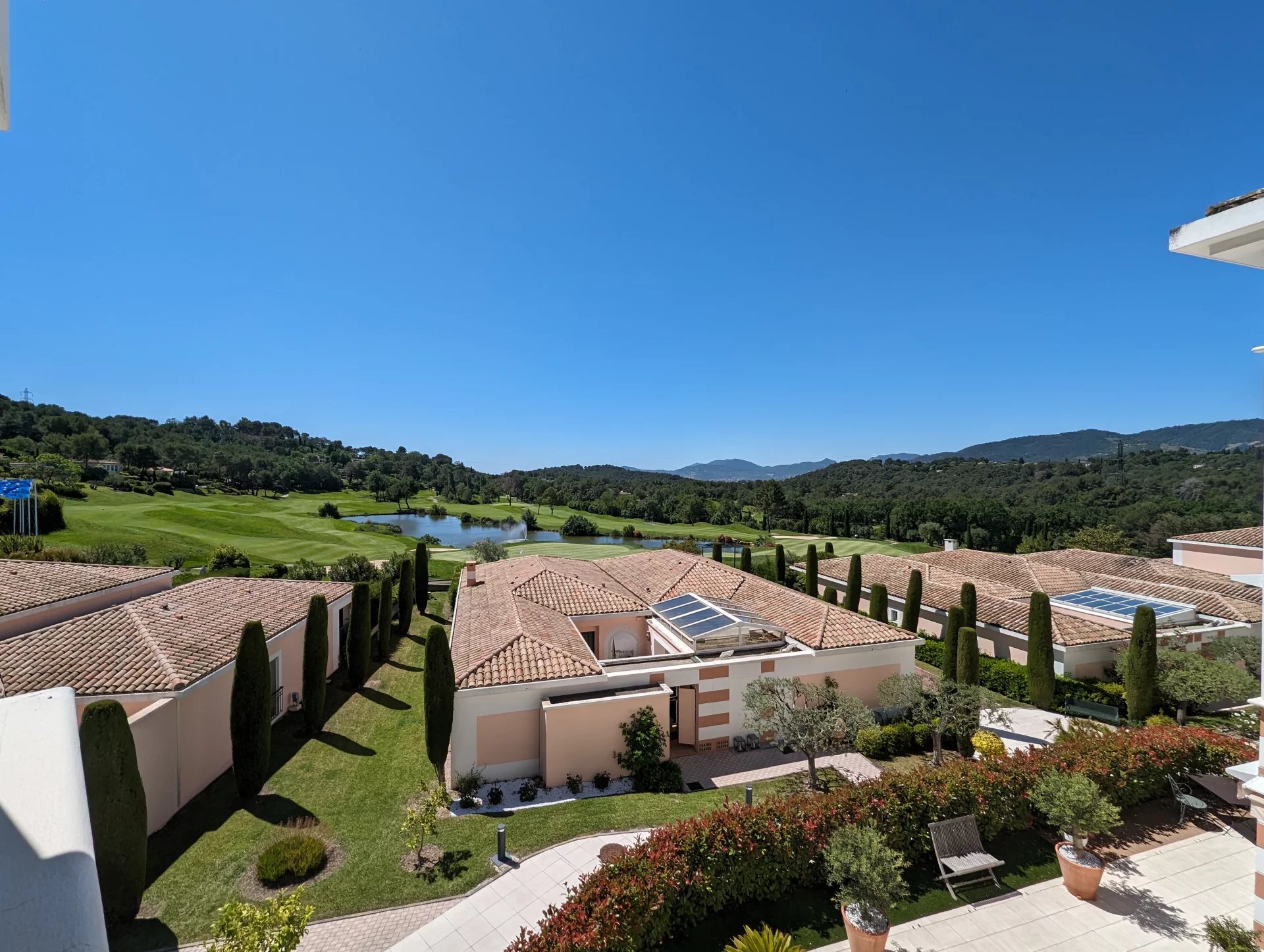 À LOUER APPARTMENT - MOUGINS GOLF