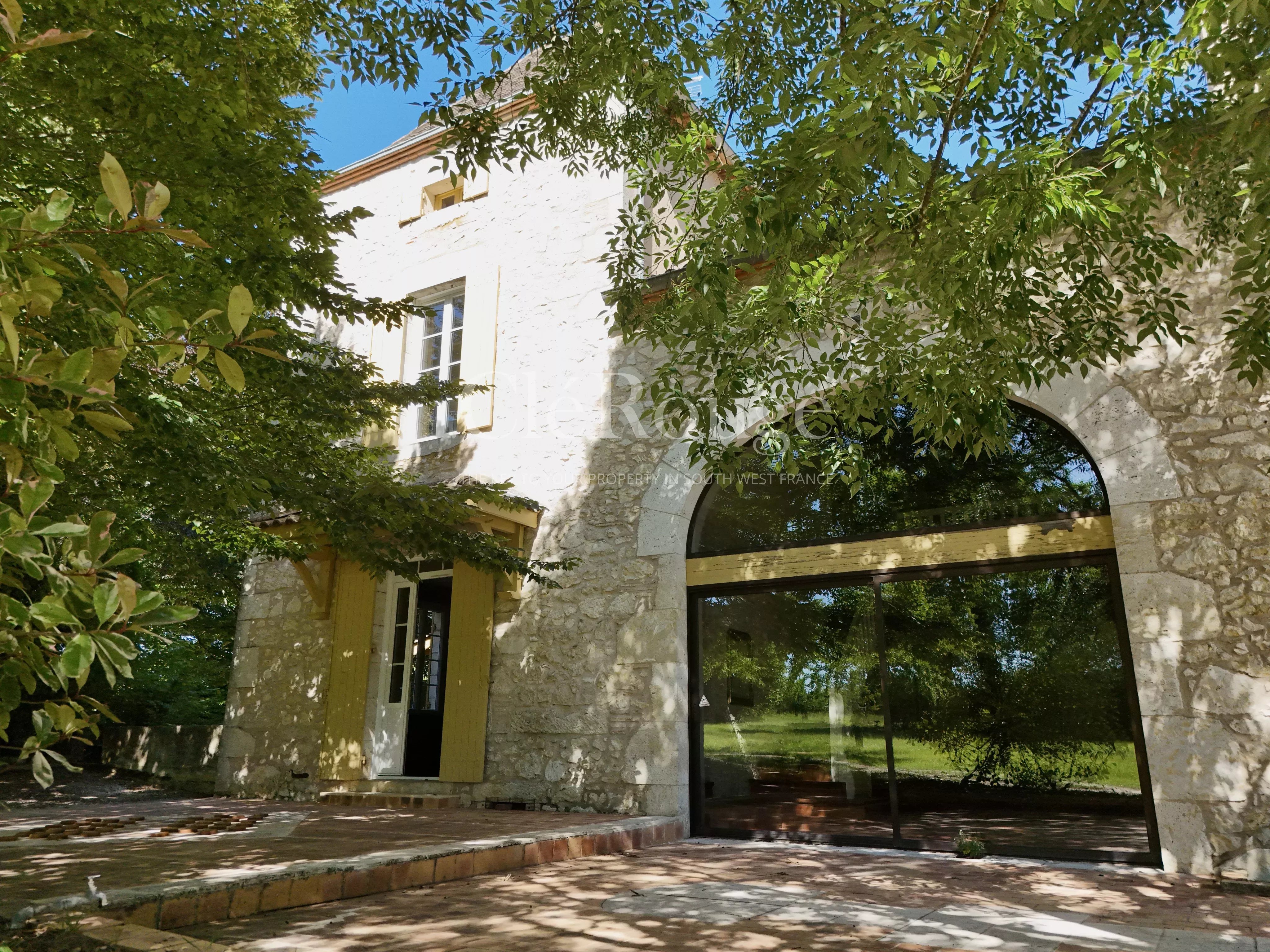 Close to Duras - Characterful and spacious property with swimming pool and stunning views