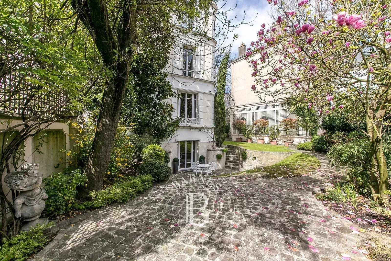 Paris 16 - Private road - Townhouse with garden - 5 bedrooms - picture 14 title=