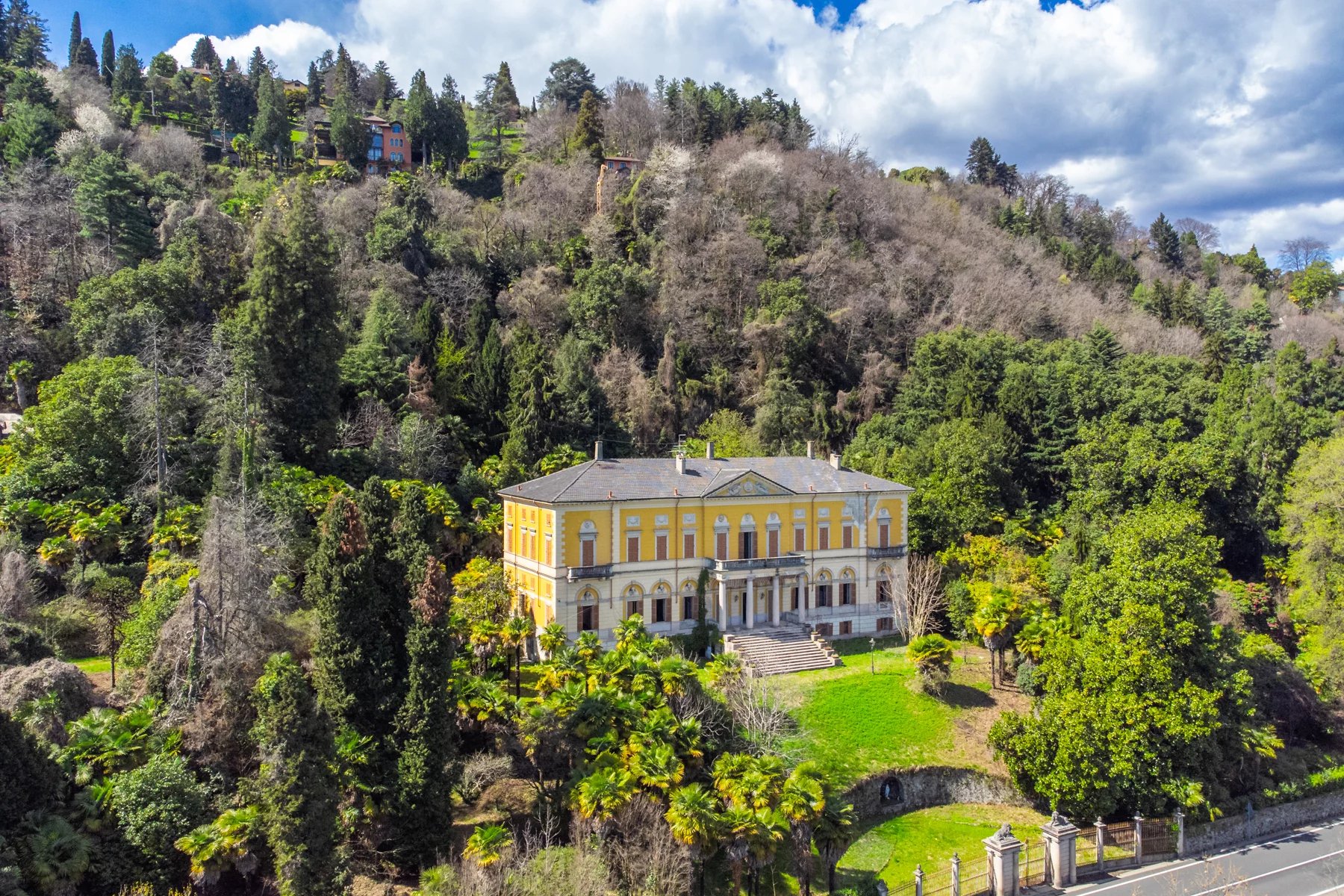 Prestigious period villa in neoclassical style with extraordinary views of the lake