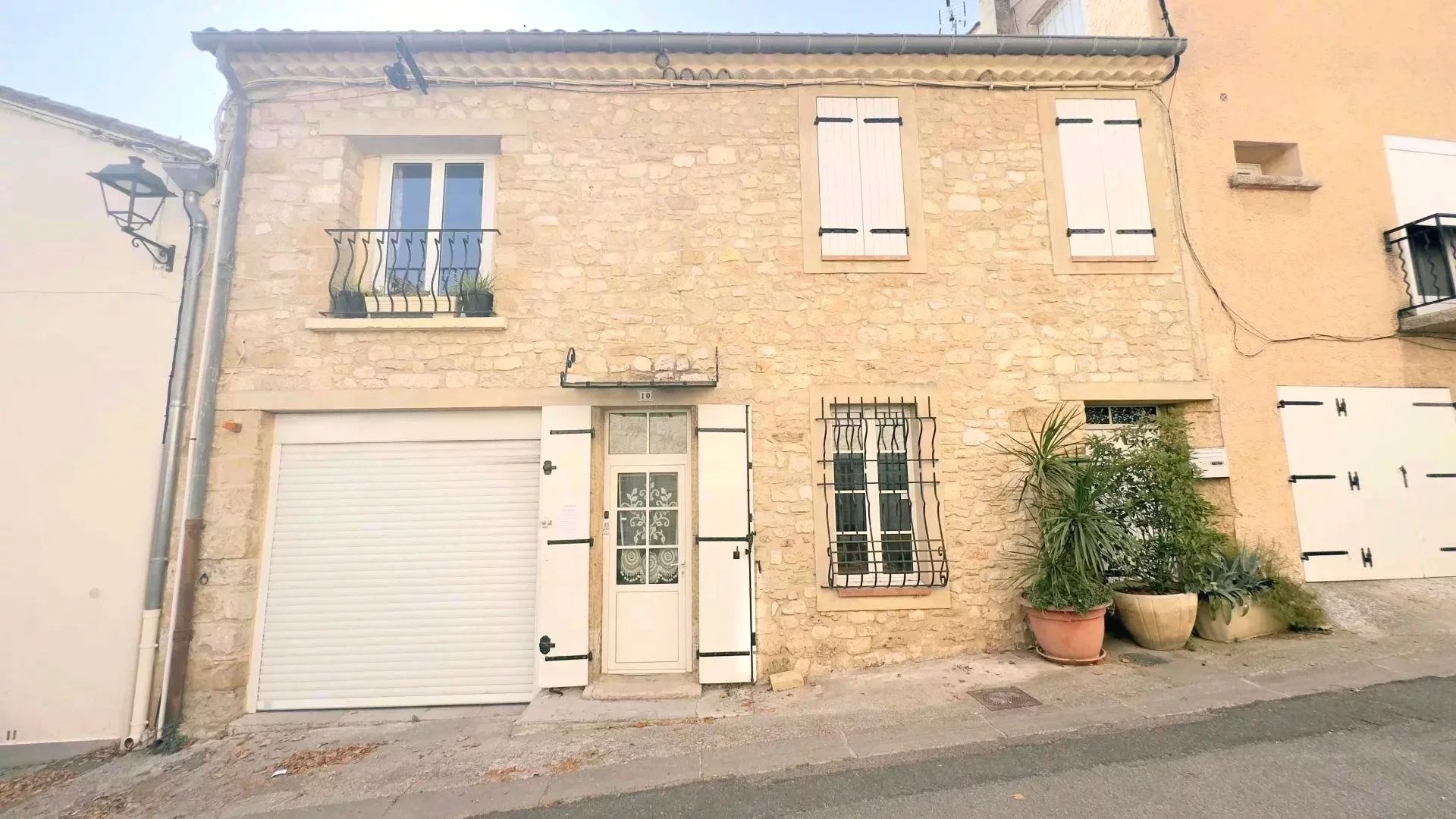 À acheter sur Saint-Cannat : Maison de village de 190m2 avec cour et garage