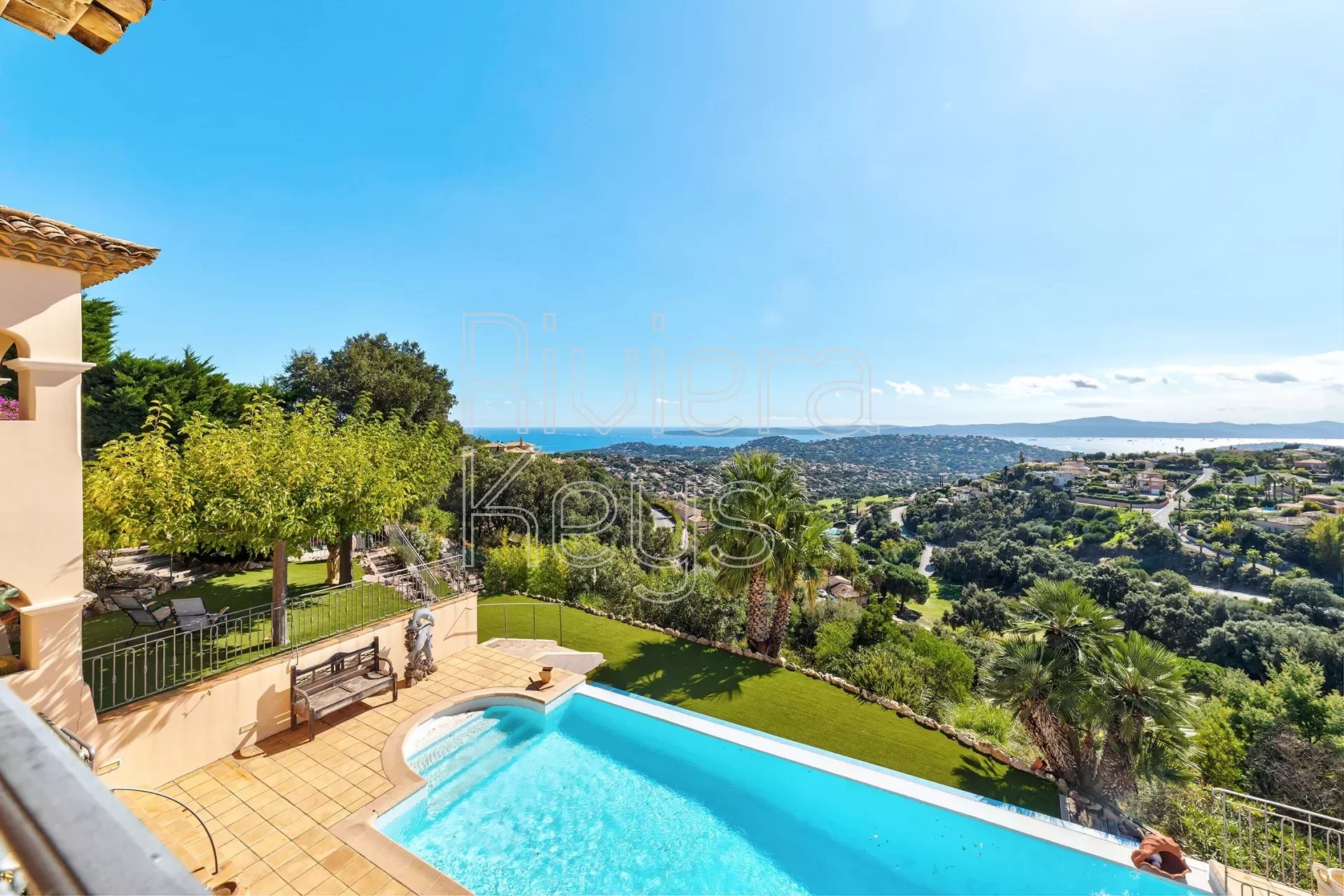 SAINTE-MAXIME: Stor villa med 5 soverom, panoramautsikt over havet, separat studio, basseng, nær golfbane og sentrum