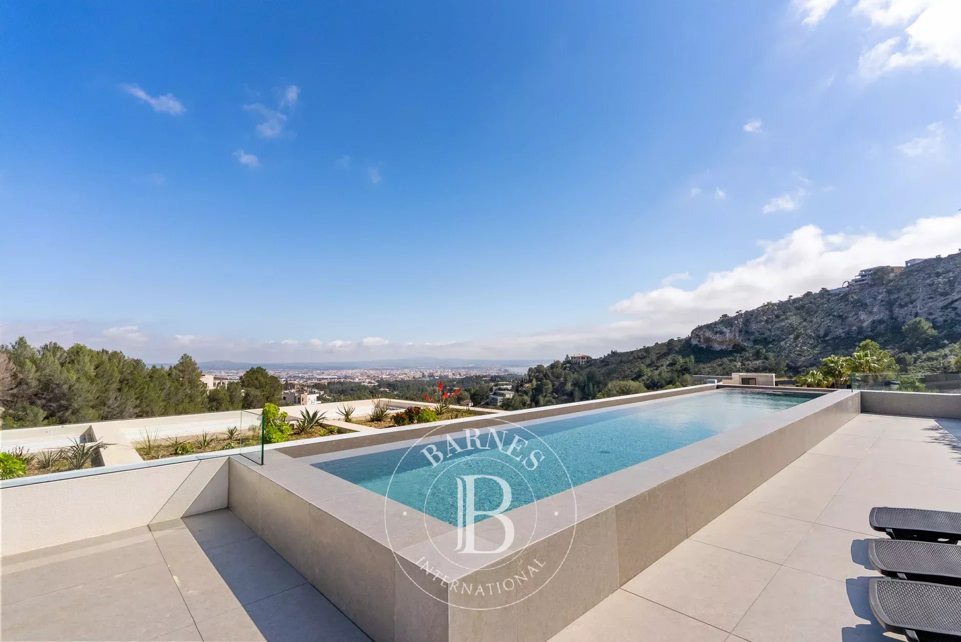 Villa neuve avec cinq chambres offrant une vue sur Palma et la Méditerranée