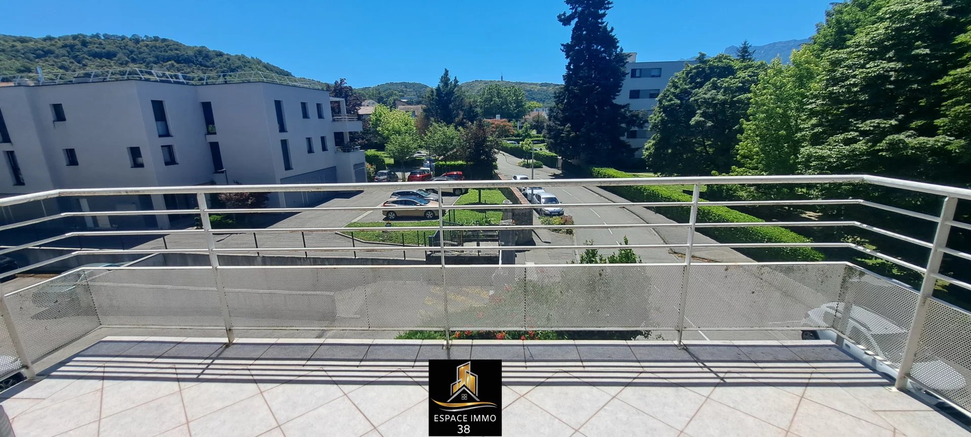 EYBENS LE BOURG - T4 de 82 m2, parking privatif, poss garage