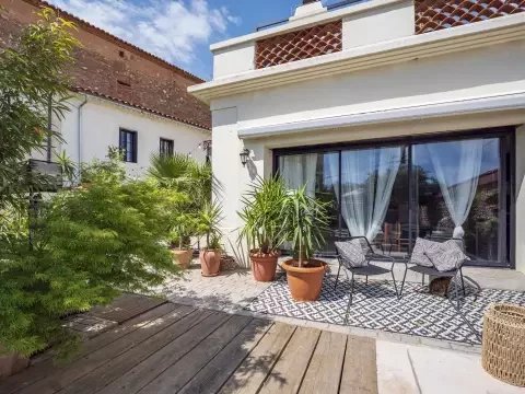 HERENHUIS MET ZWEMBAD EN BIJGEBOUW, THUIR