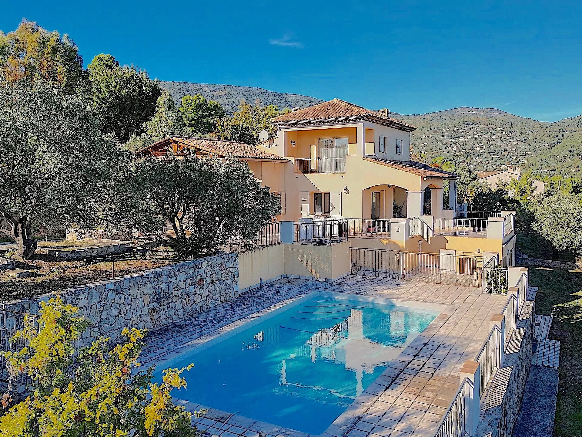 Villa with nice view and independent studio - Seillans