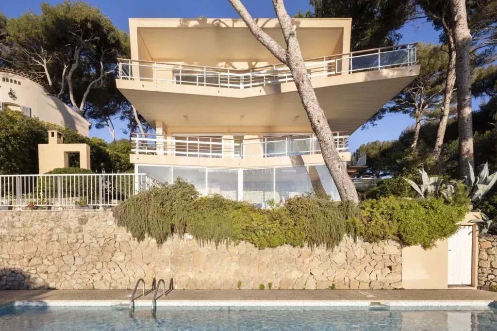 CAP D'ANTIBES, VILLA IN FRONT OF THE SEA