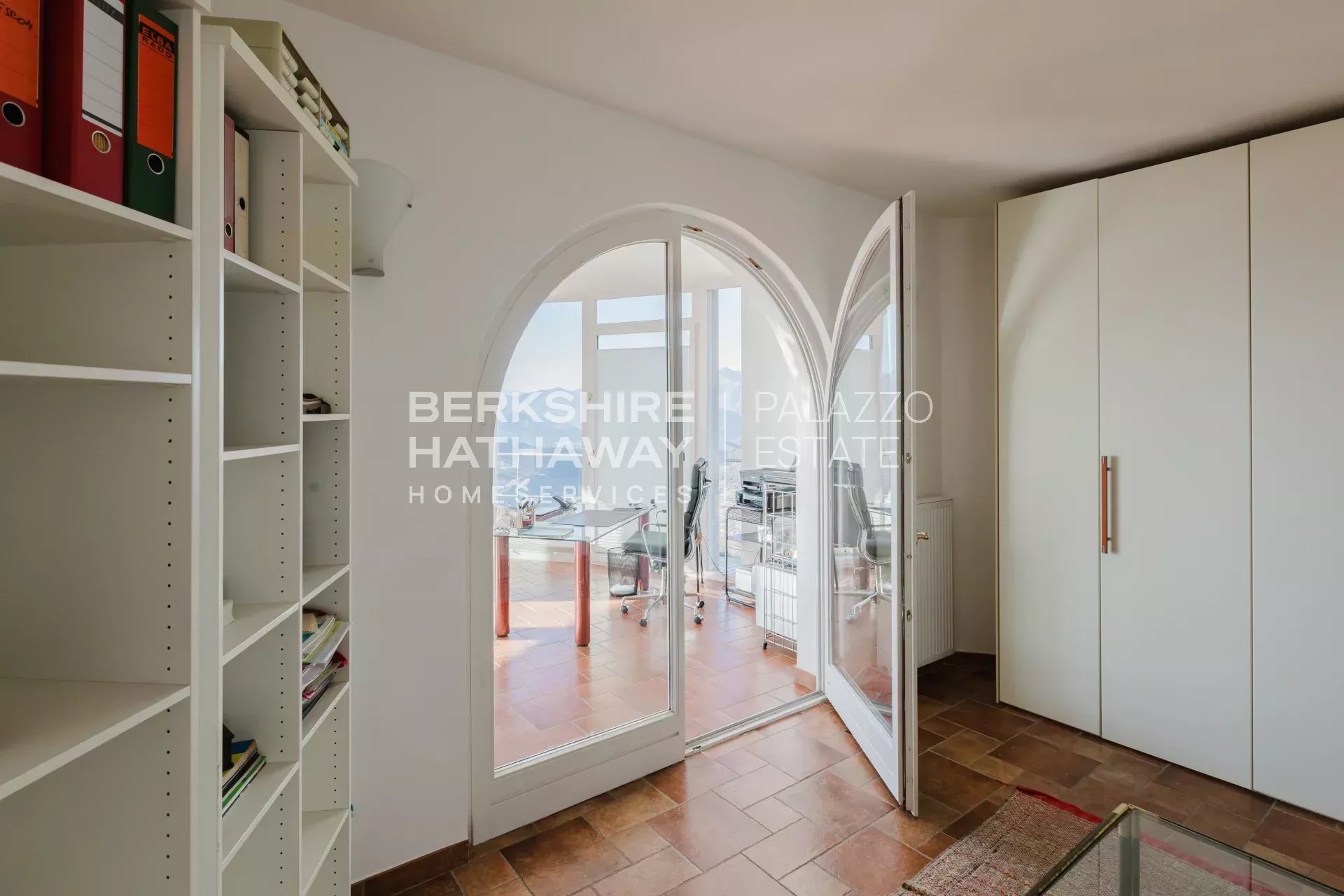 Villa moderna di lusso con vista panoramica sul Lago Maggiore e sulle Alpi