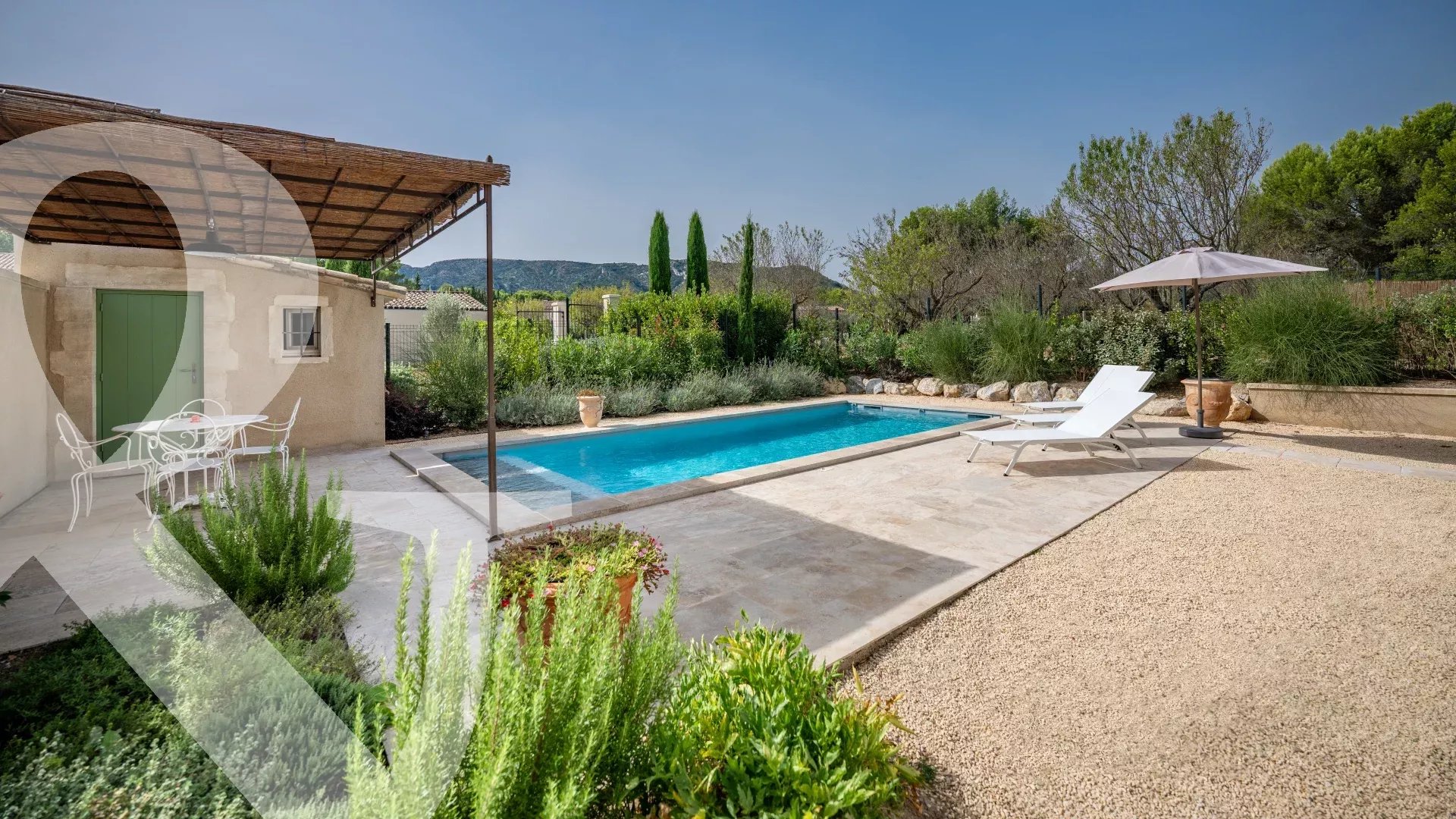 A QUELQUES MINUTES A PIED DU VILLAGE