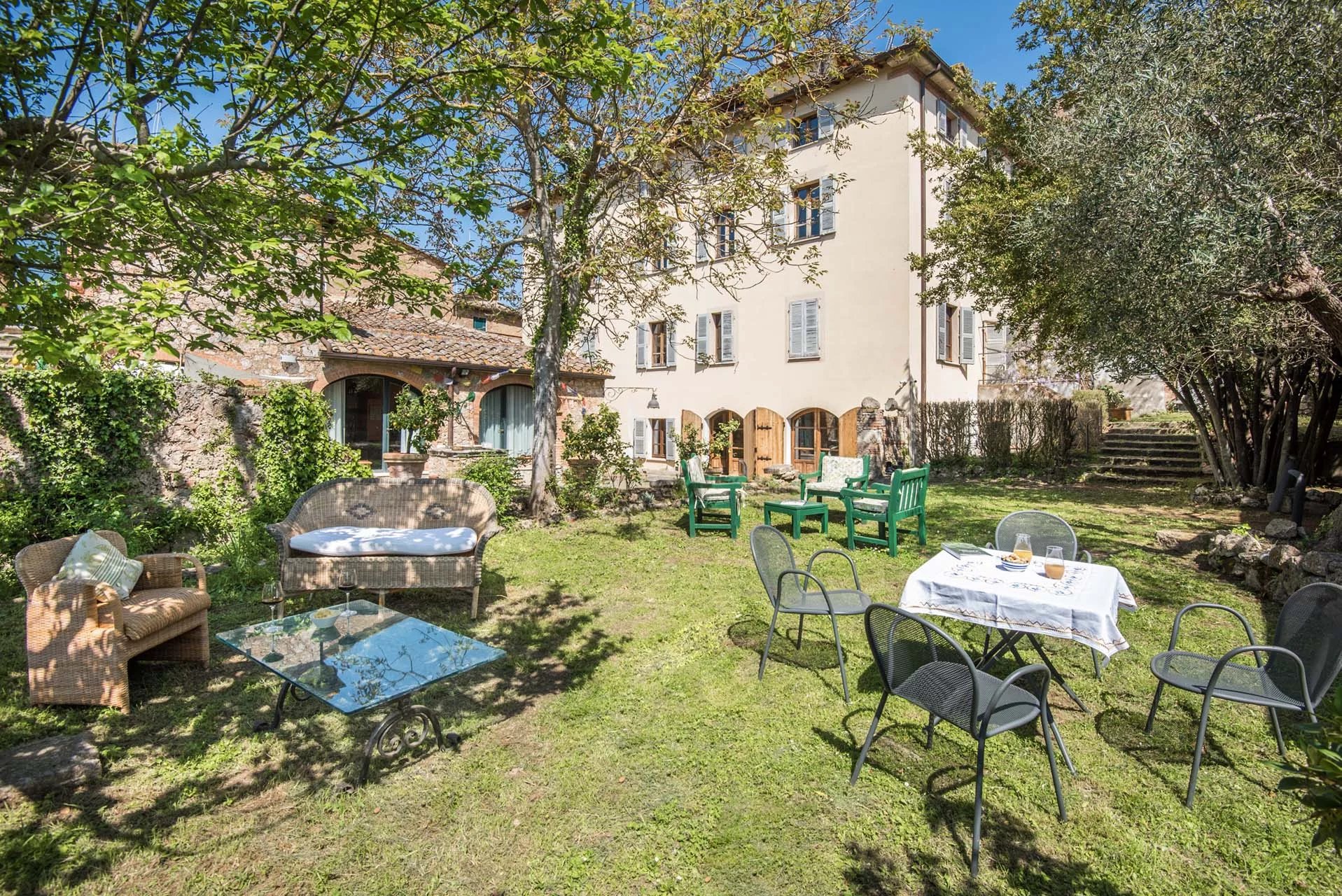  VILLA DI LUSSO CON GIARDINO IN VENDITA VICINO A SIENA, TOSCANA