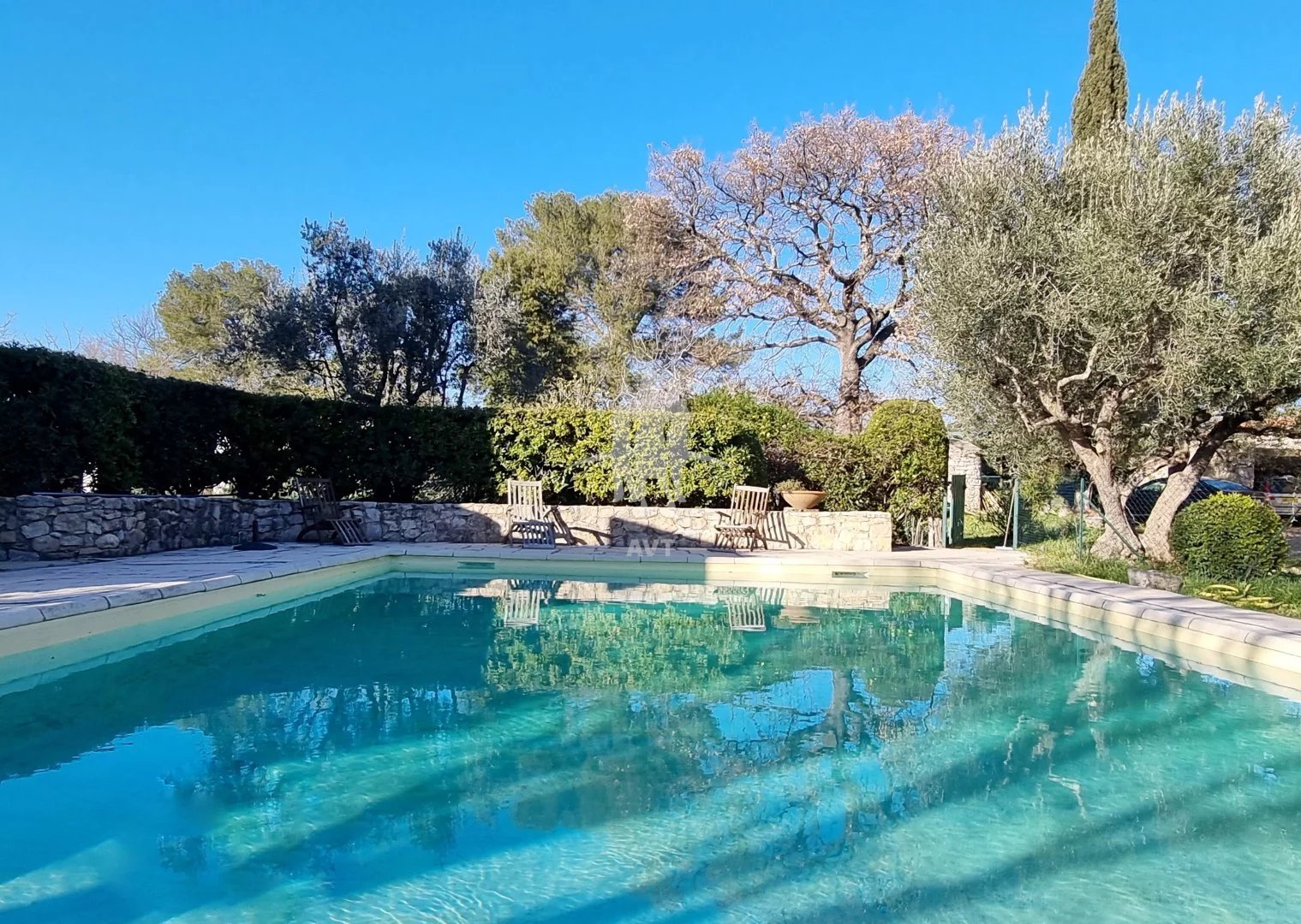 BASTIDE DANS UN ECRIN DE VERDURE