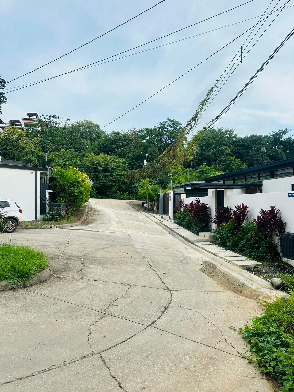 Terrain de près de 1000 m2 au centre de Tamarindo avec tous les services et permis de construire.