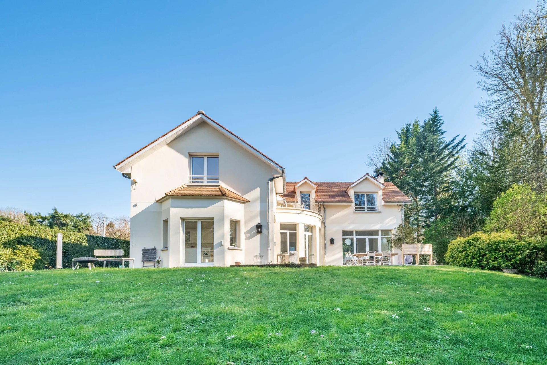 BARNES - House in Quiet Surroundings in L'Étang-la-Ville - picture 1