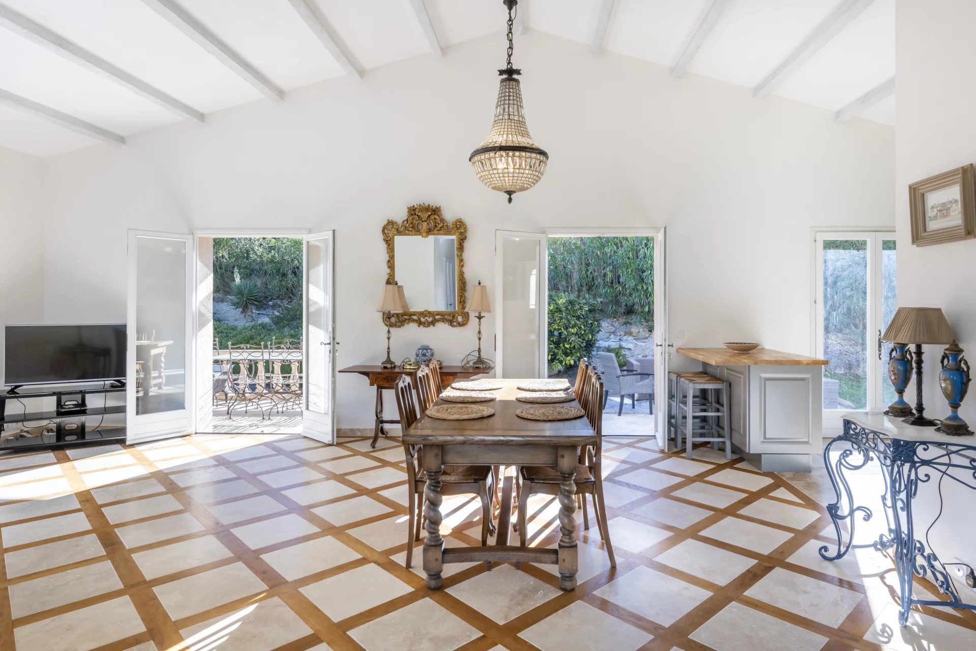  Image of Villa - 3 Bedrooms for Sale in Alpes-Maritimes-Mougins-France, Image 7