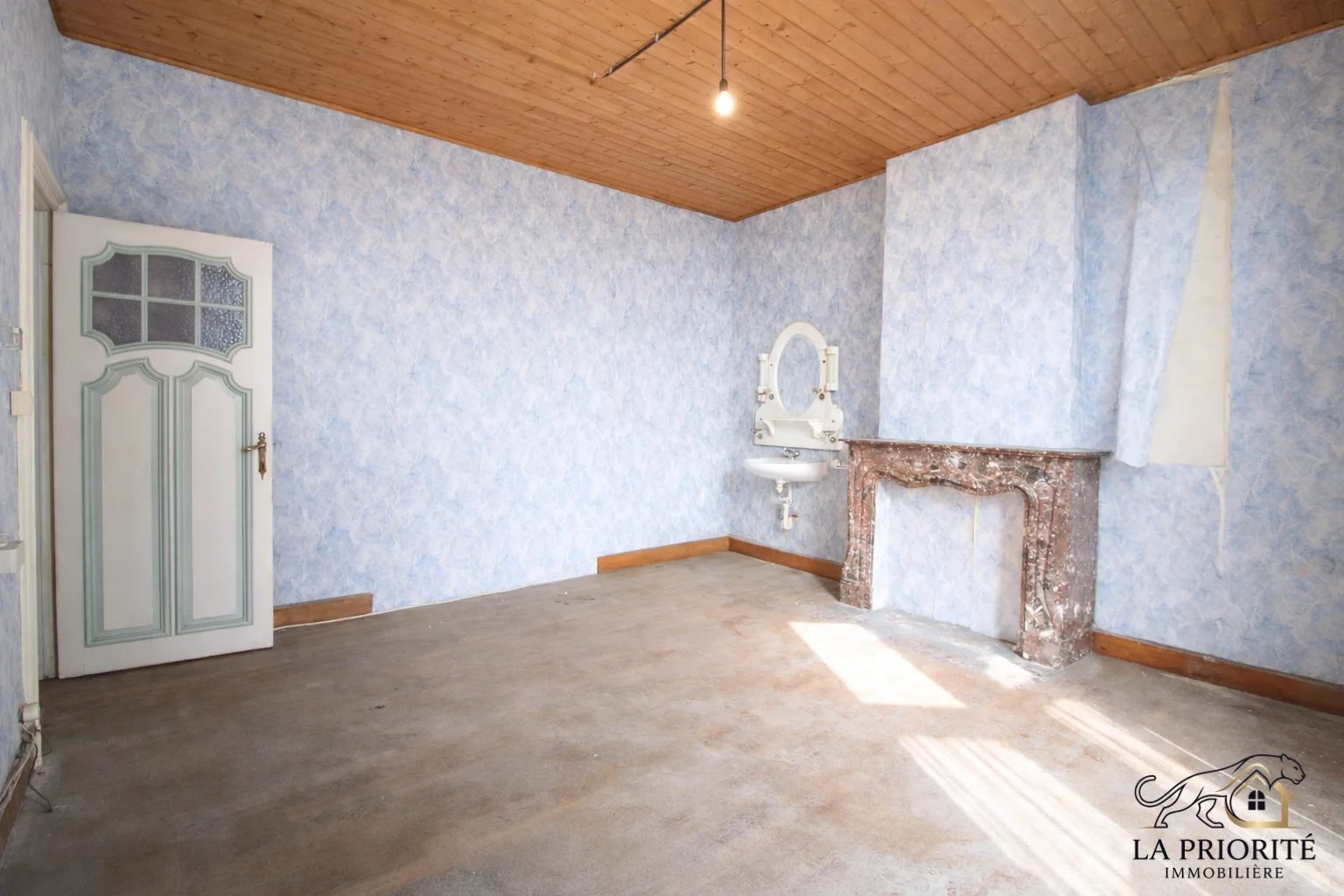 Maison de commerce à rénover – Fort potentiel – Centre de Gosselies