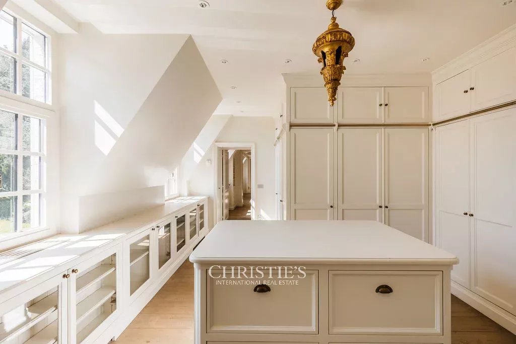 Manoirwijk – Charmante villa op een achterliggend perceel van 55 are