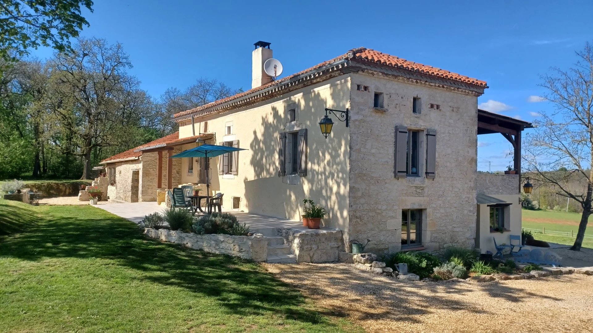 Maison, grange et piscine sur 8 ha