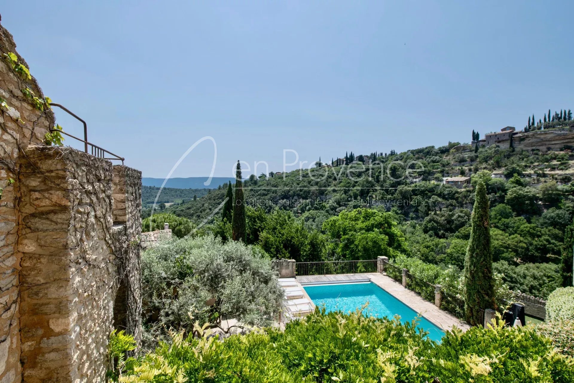 Village house in Gordes with view and swimming pool