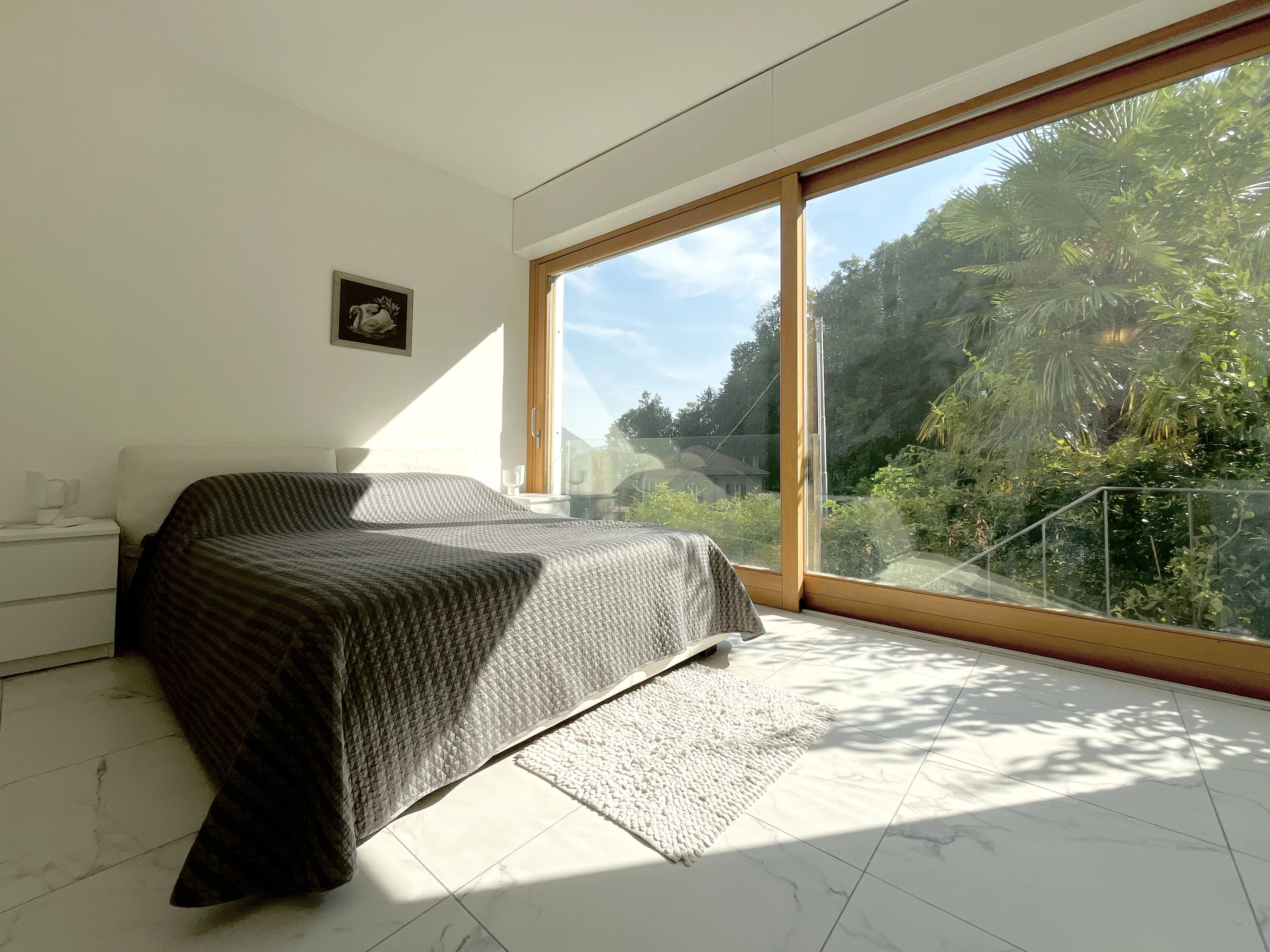Appartement avec Plafonds Hauts, Baies Vitrées Panoramiques et Jardin Privé au Cœur de Cernobbio - picture 34 title=