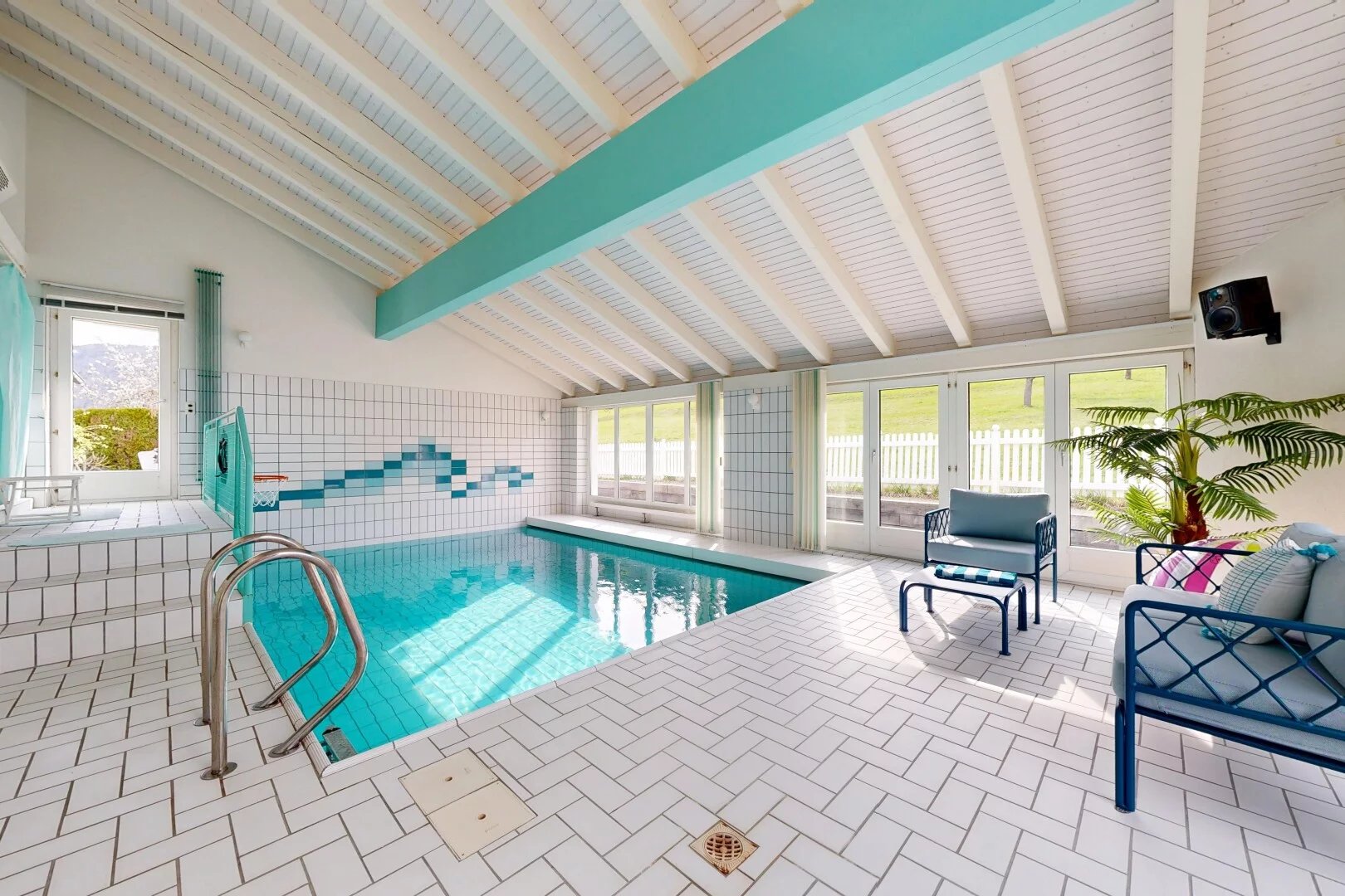 Villa d’exception avec piscine intérieure, terrasses panoramiques et écrin de verdure