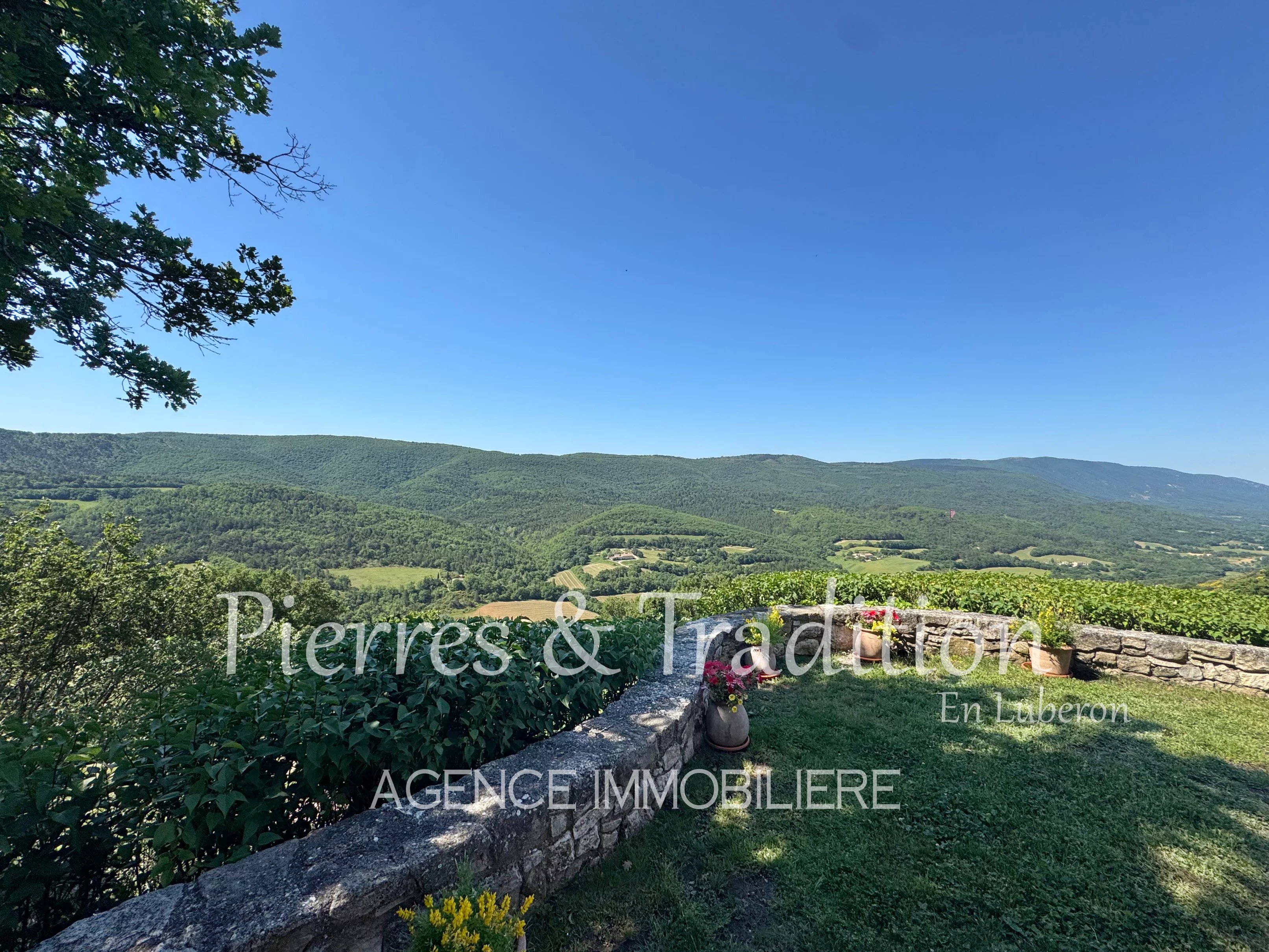 Luberon, exceptional property with panoramic view and swimming pool on the edge of a village