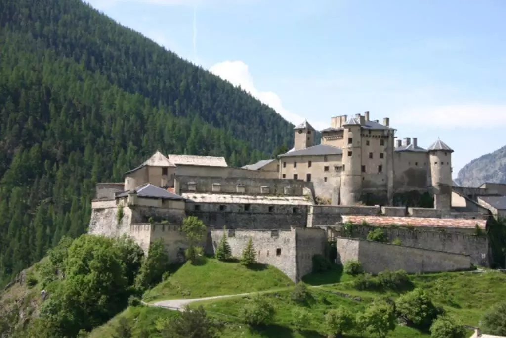 Fort 16e classe dans les HAUTES ALPES a 1.300 m